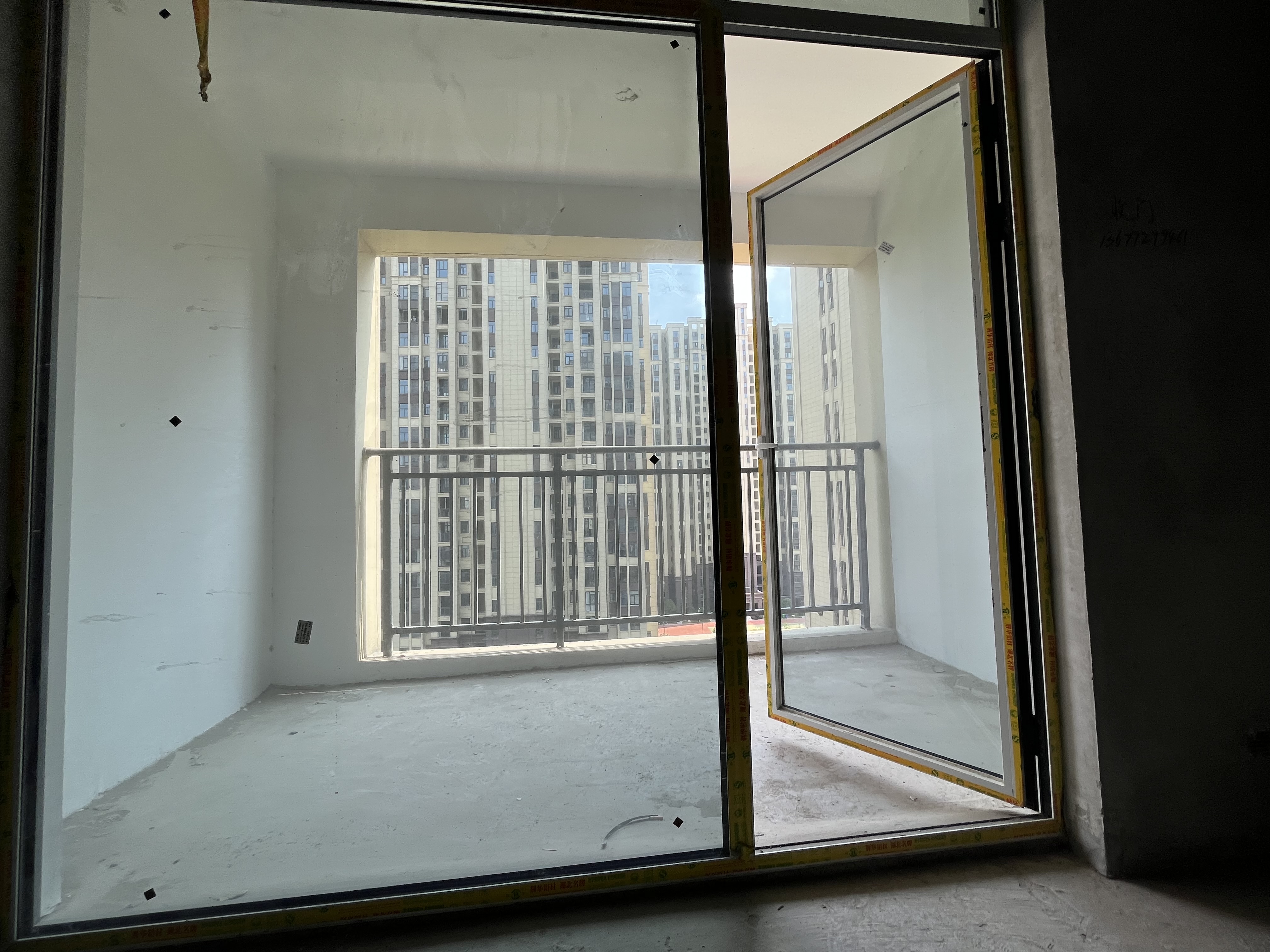 蓝天新城毛坯三房小区环境好人车分流三开间朝南.看房方便