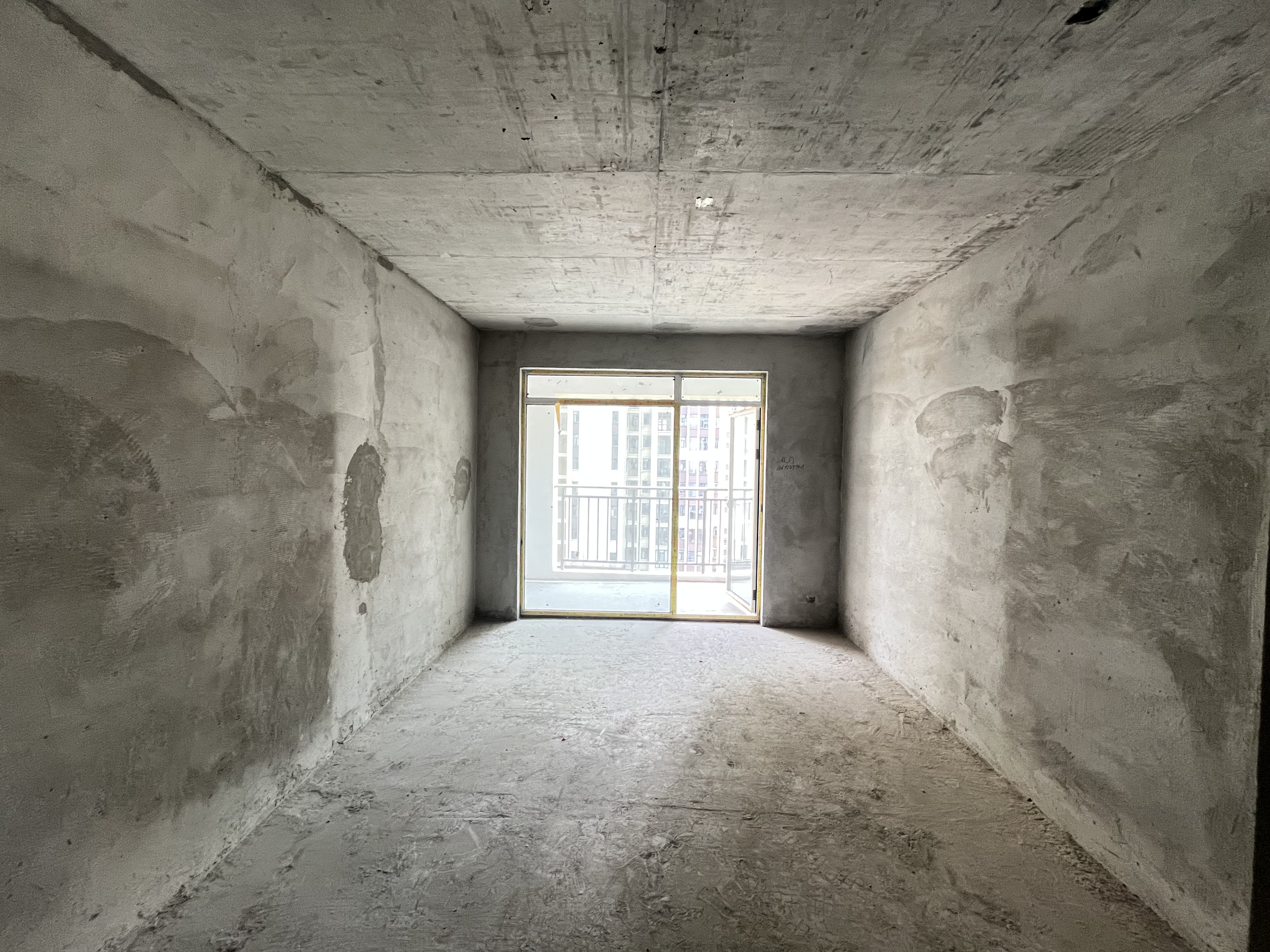 蓝天新城 毛坯三房小区环境好人车分流  三开间朝南 .看房方便