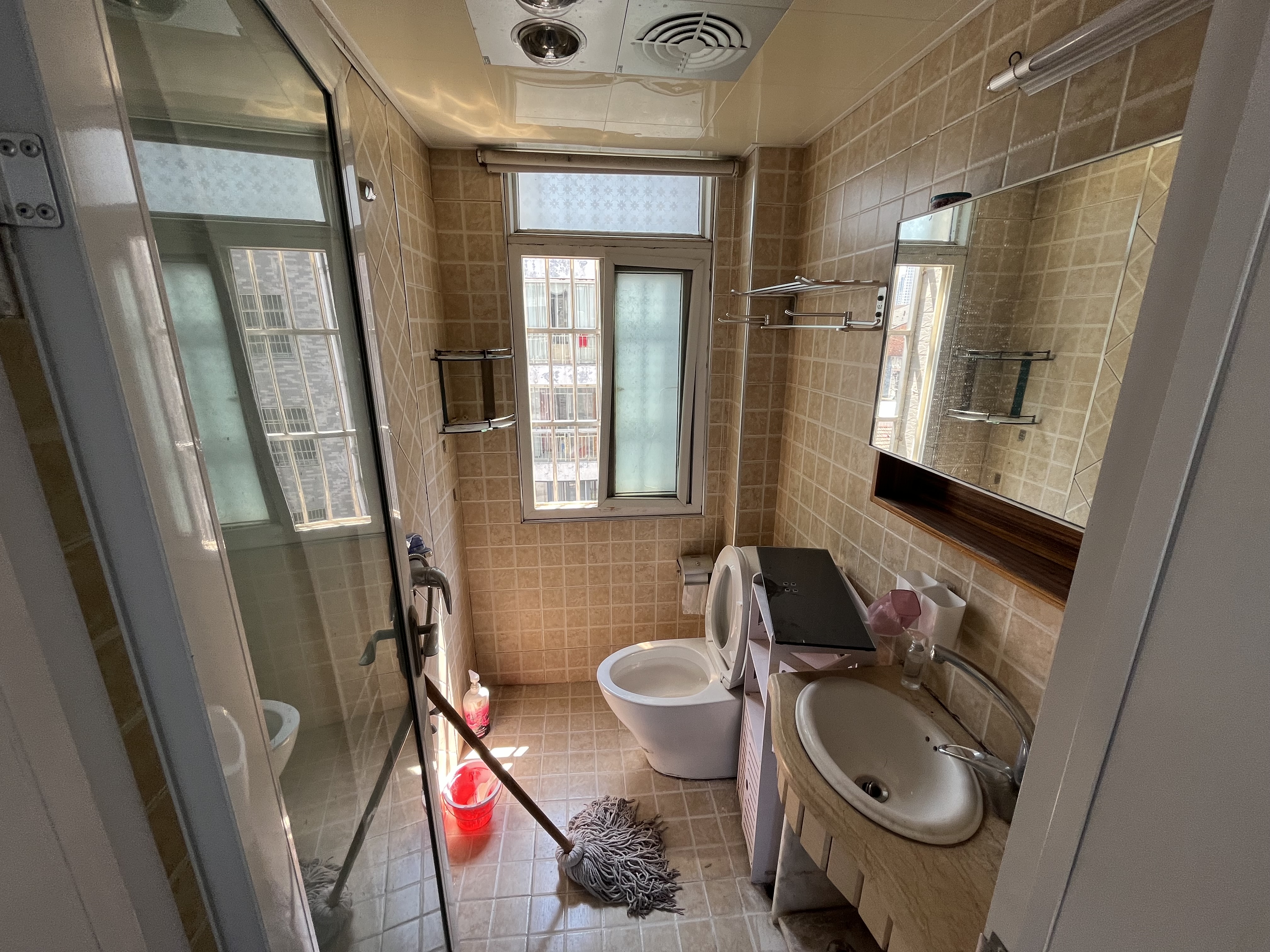 沃尔玛旁怡景花园两房带暖气步梯中间楼层适合出租自住