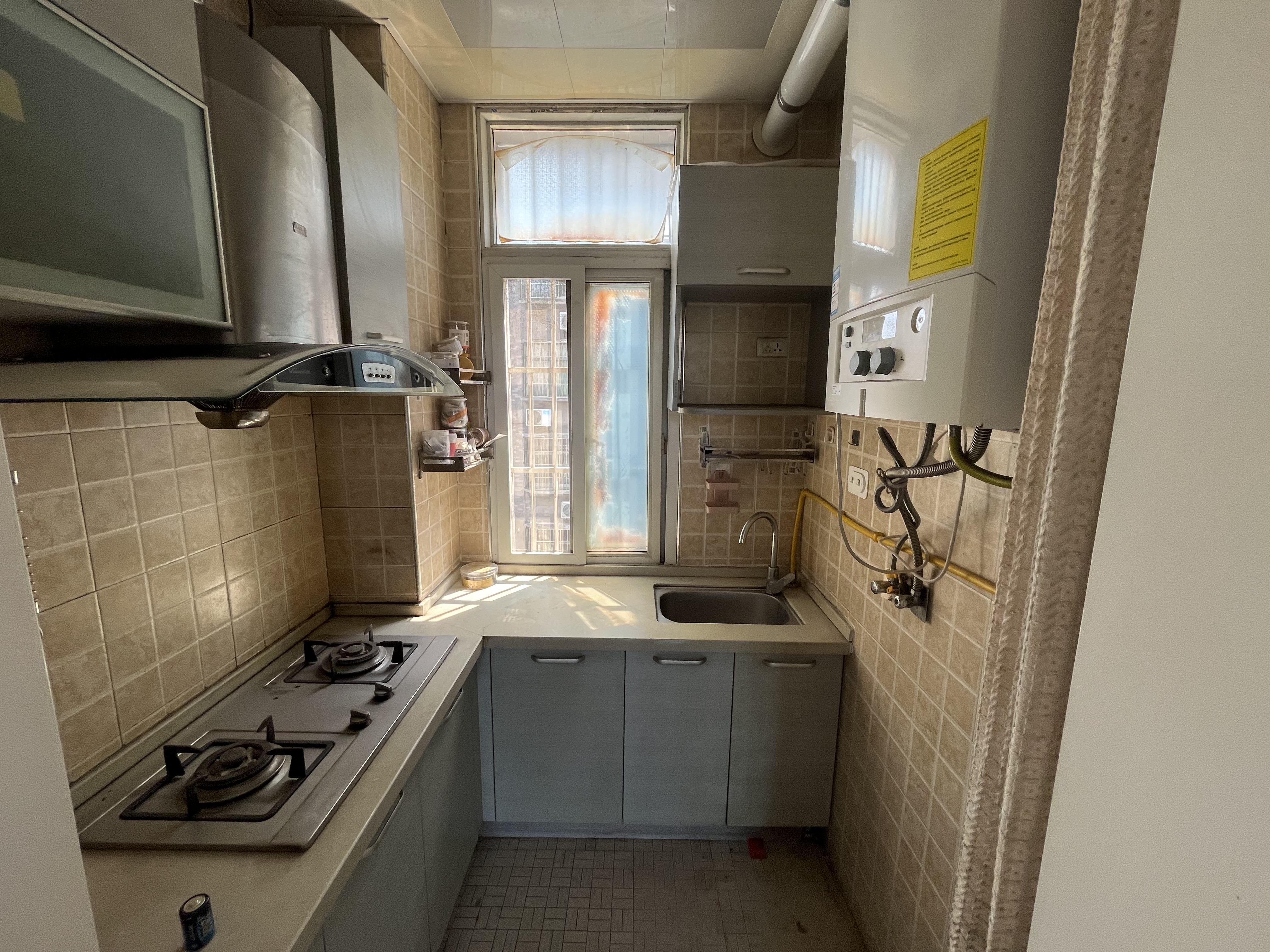 沃尔玛旁怡景花园两房带暖气步梯中间楼层适合出租自住