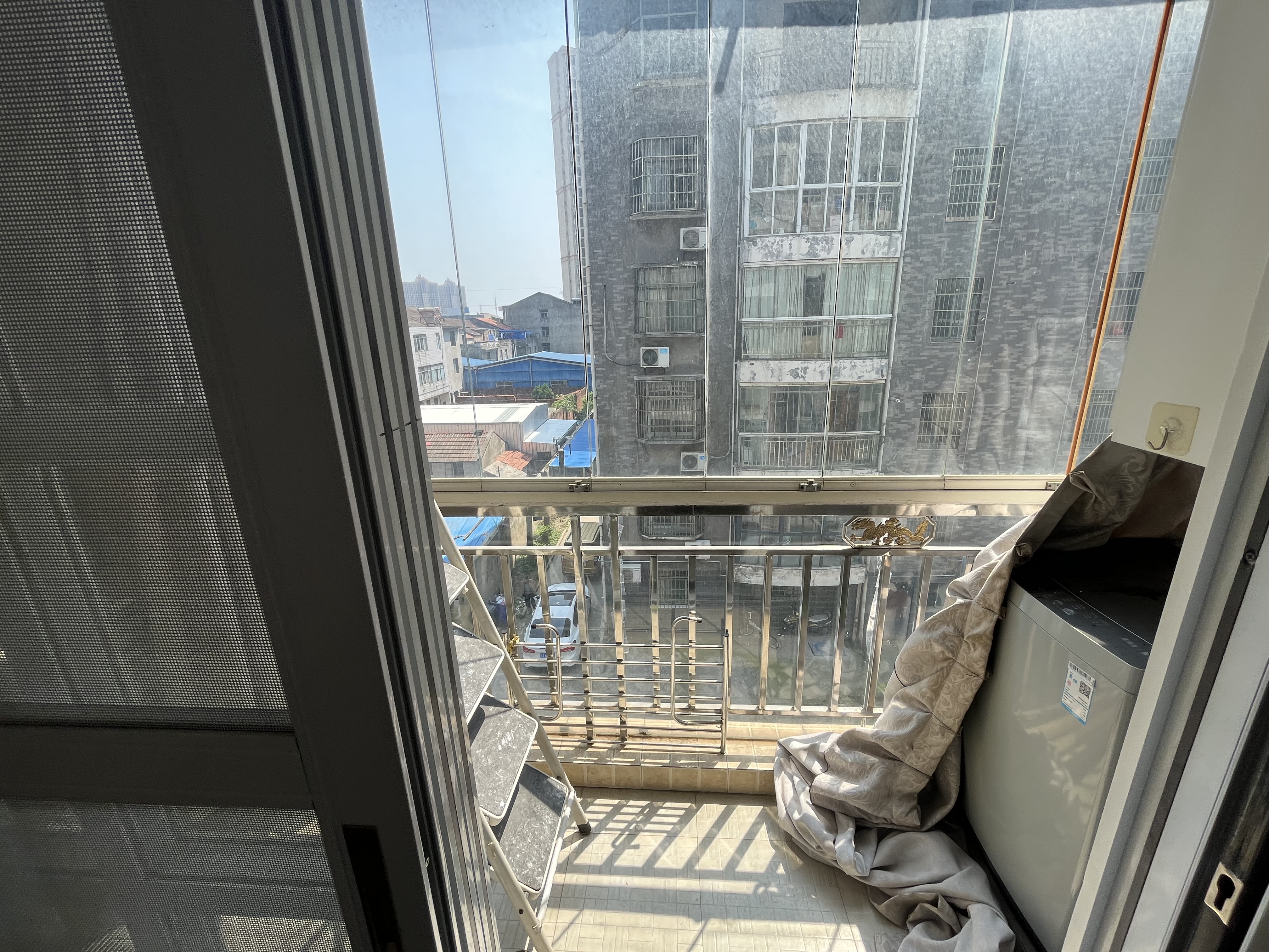 沃尔玛旁怡景花园两房带暖气步梯中间楼层适合出租自住