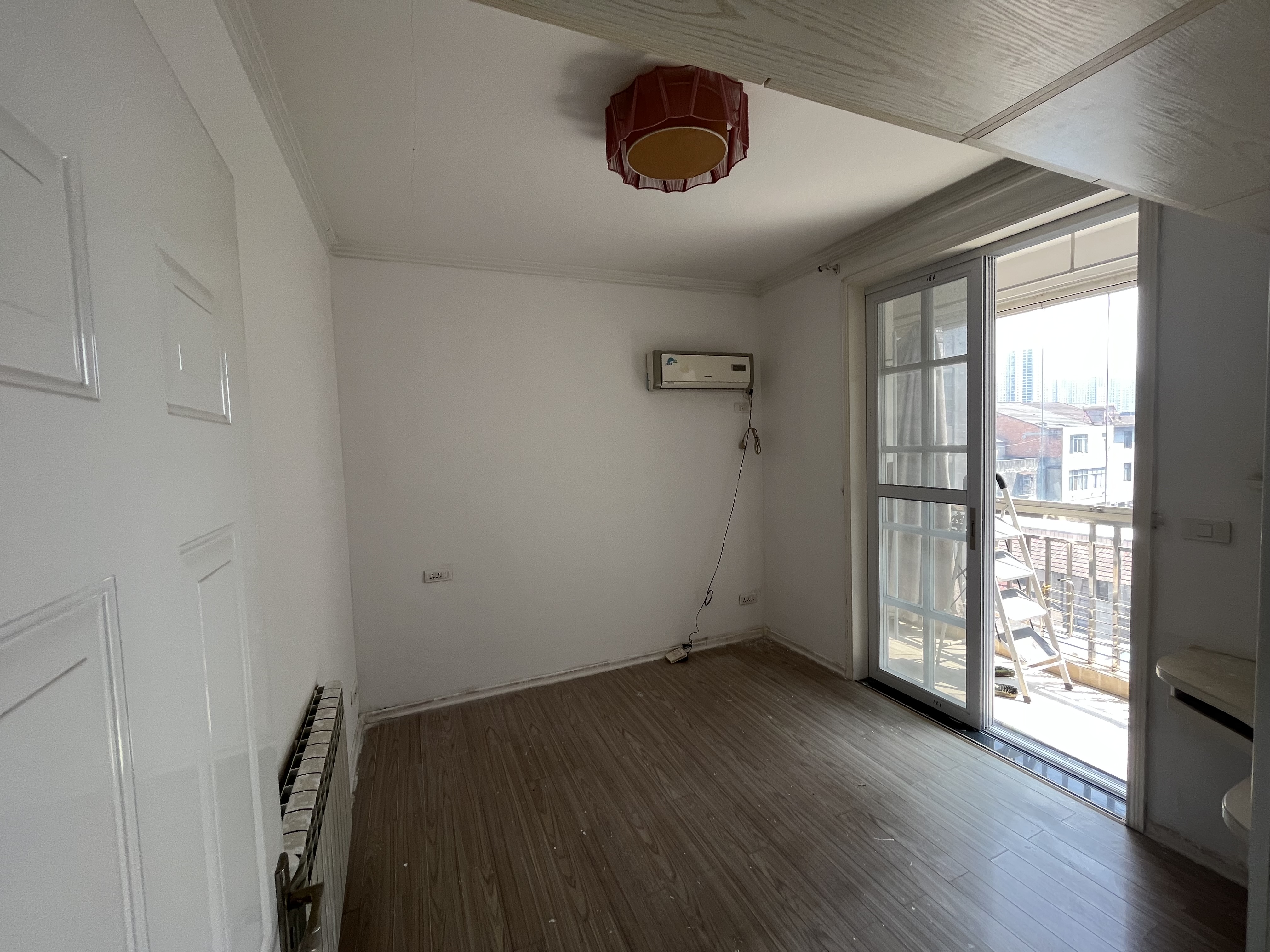 沃尔玛旁怡景花园两房带暖气步梯中间楼层适合出租自住