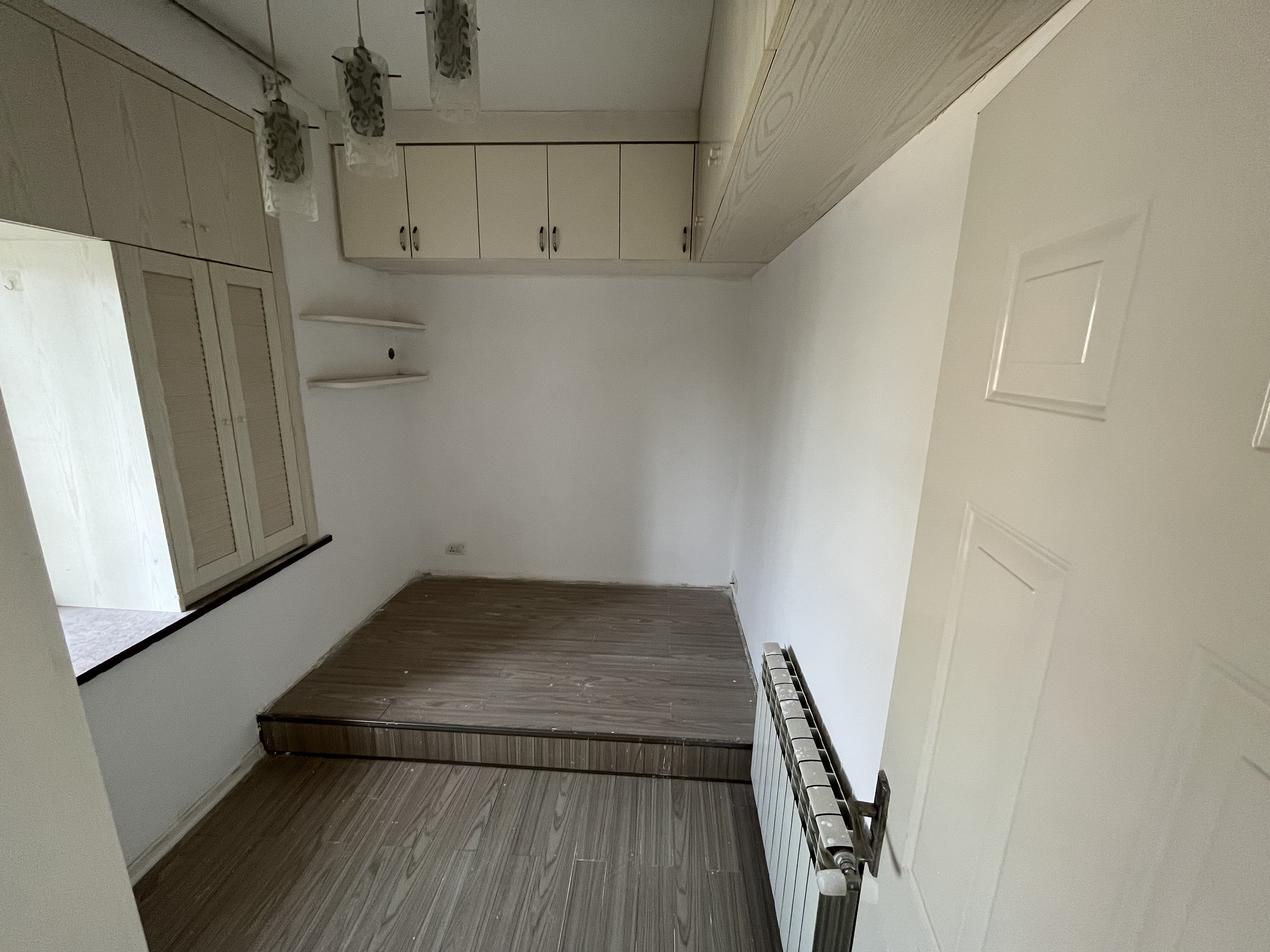 沃尔玛旁怡景花园两房带暖气步梯中间楼层适合出租自住