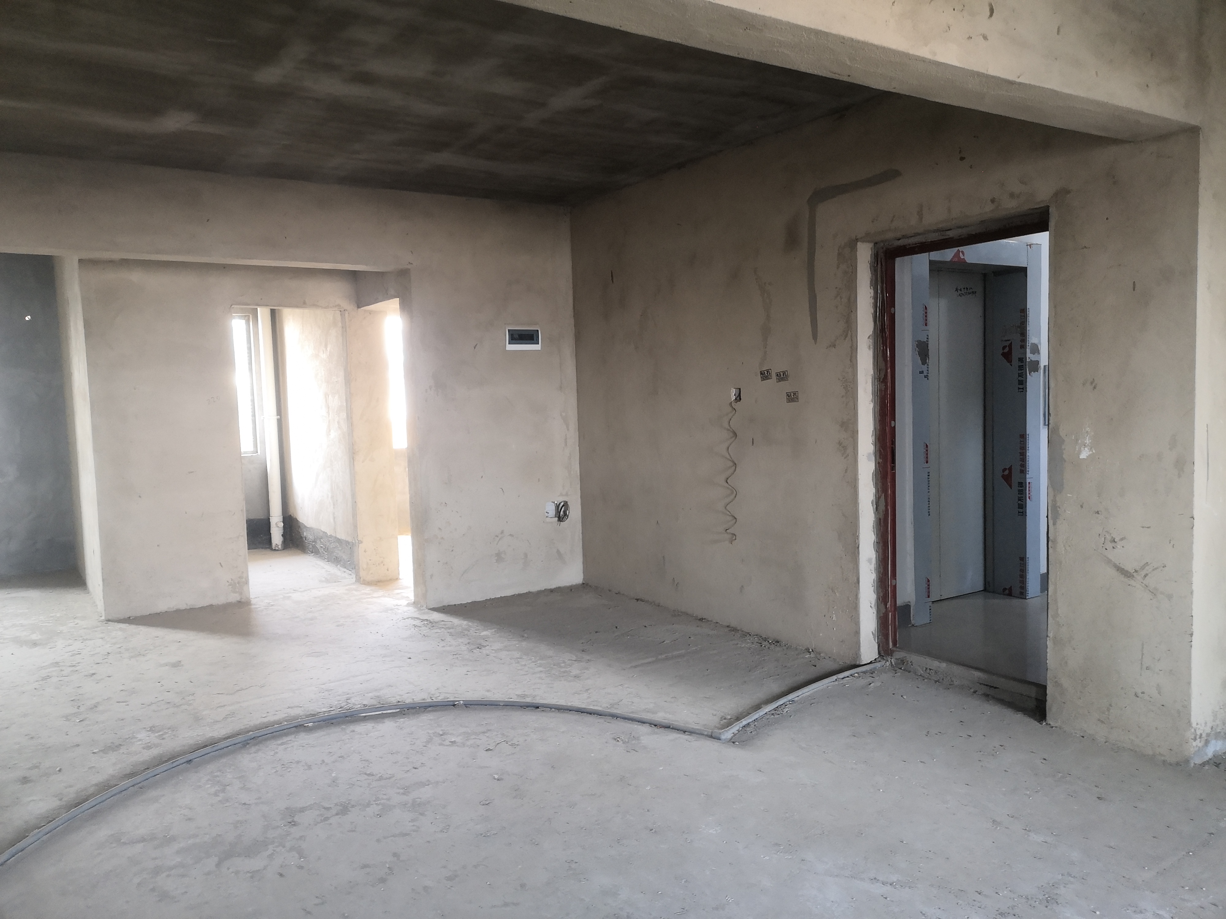 水云间 毛坯高层小三房 采光好视野好