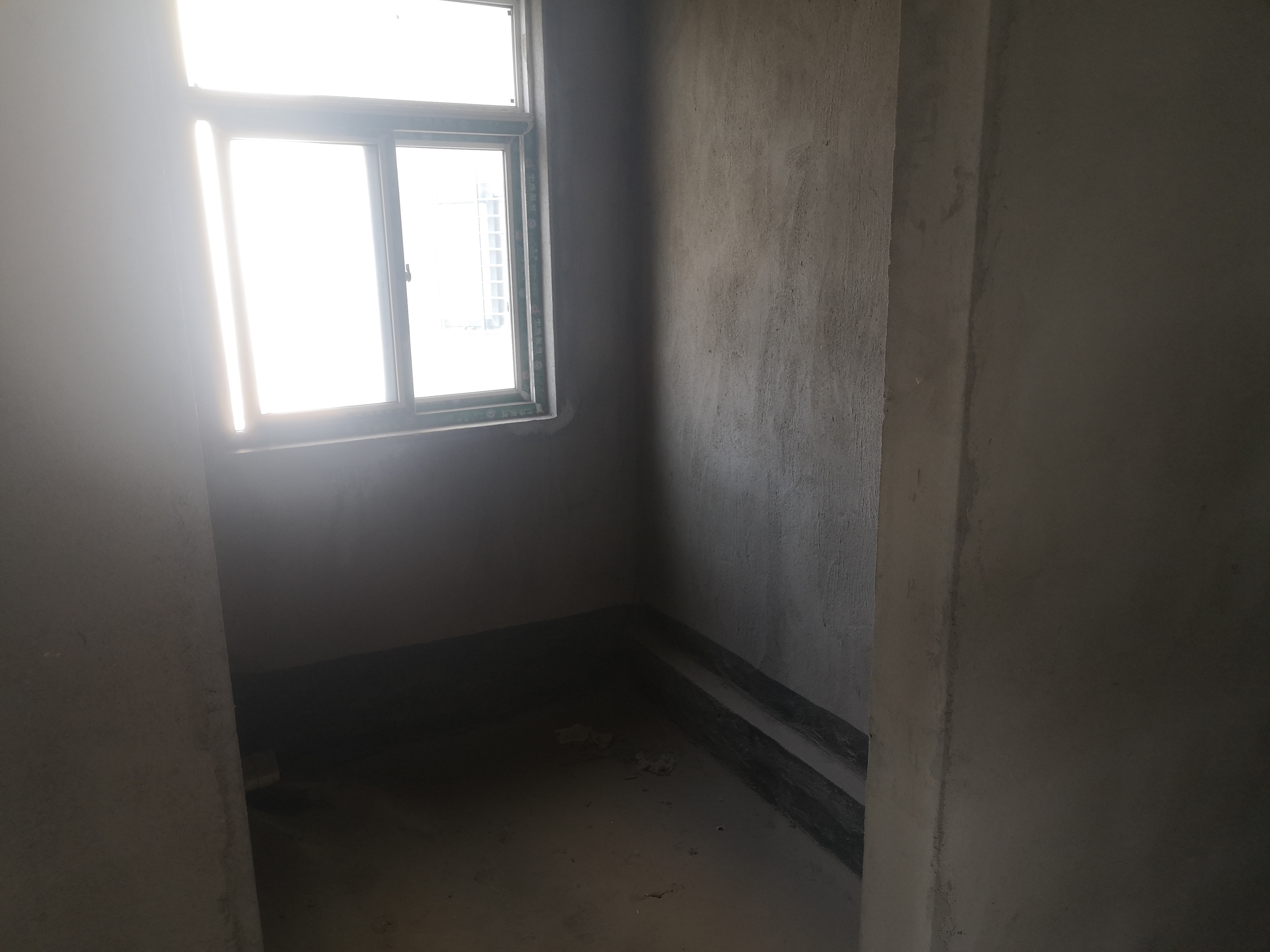 手扶两个W水云间3600滴电梯中间楼层毛坯大三房耍尽