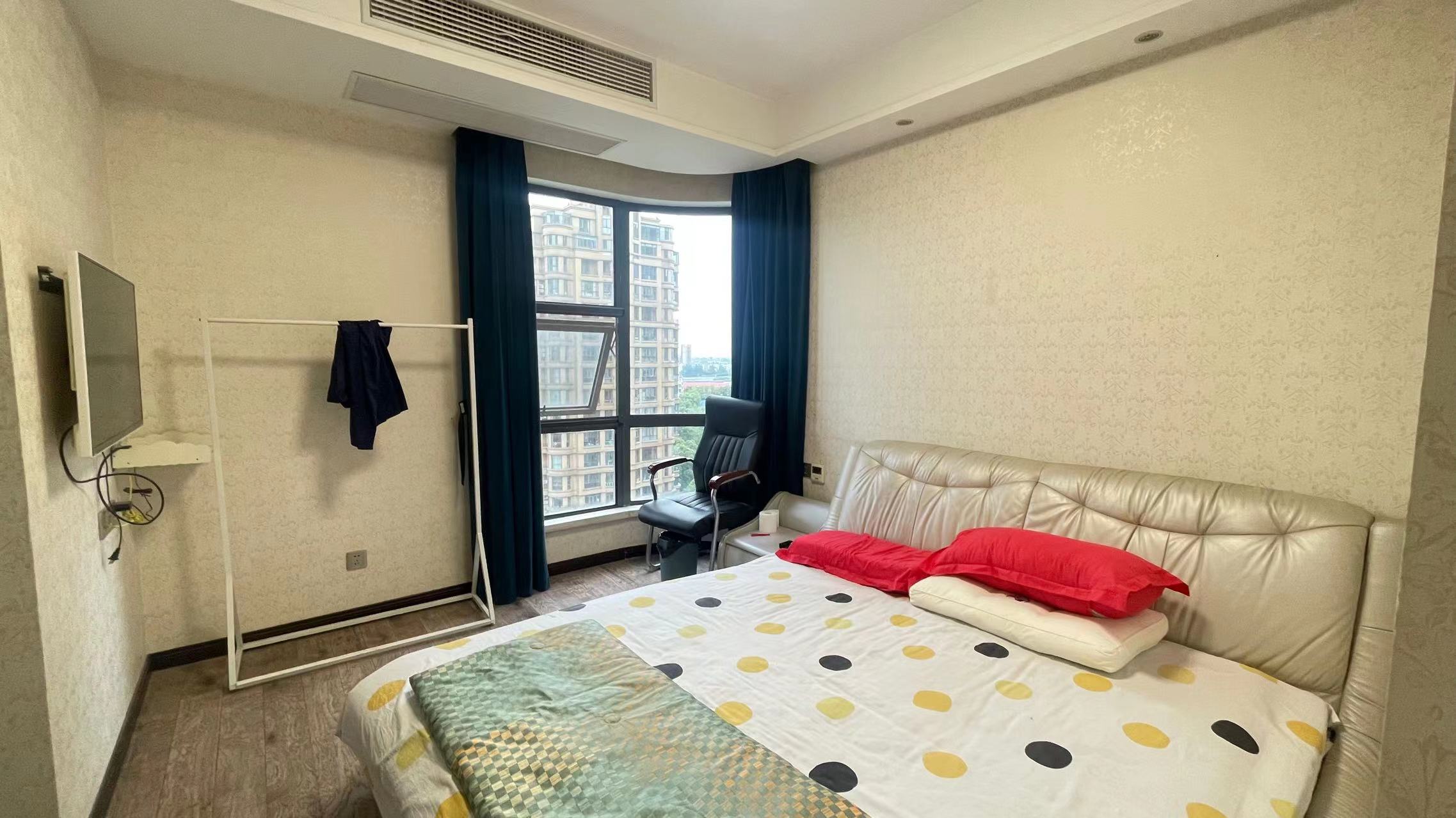 御台公馆，精装小三房..证件满二看房方便