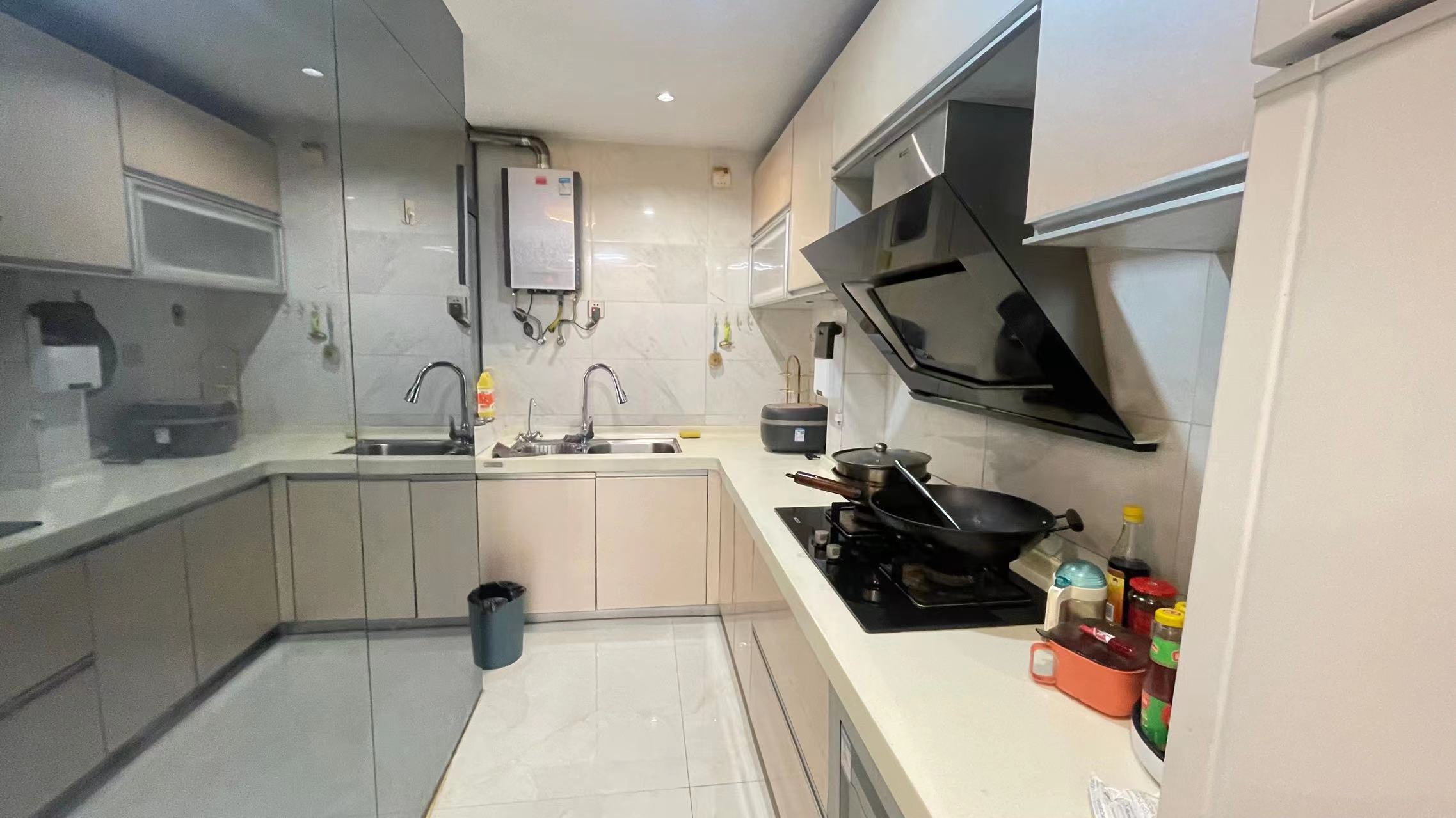 御台公馆，精装小三房..证件满二看房方便