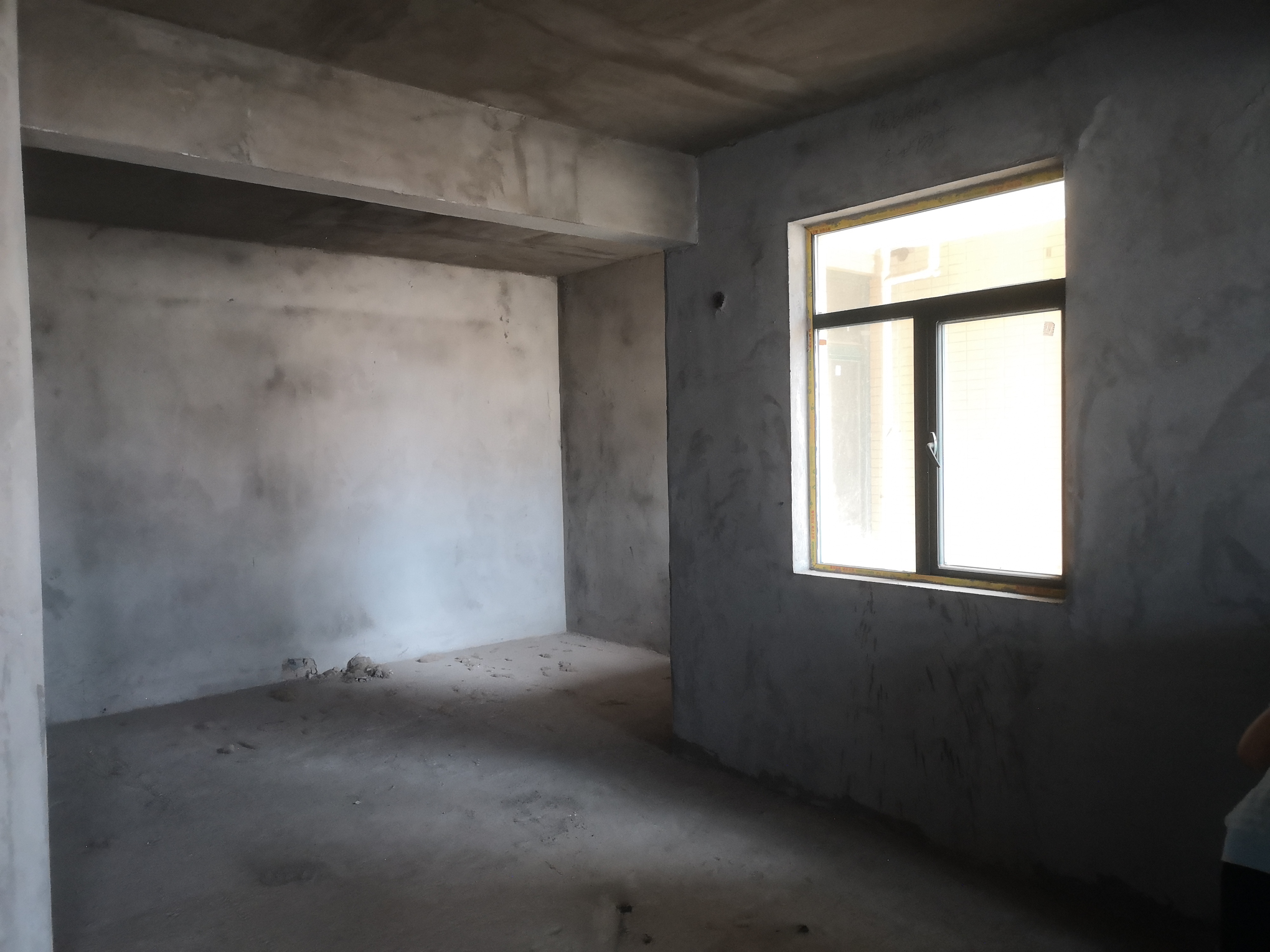 新城一号三期中高楼层毛坯小三房 这可是看不倒好多哒 还满二