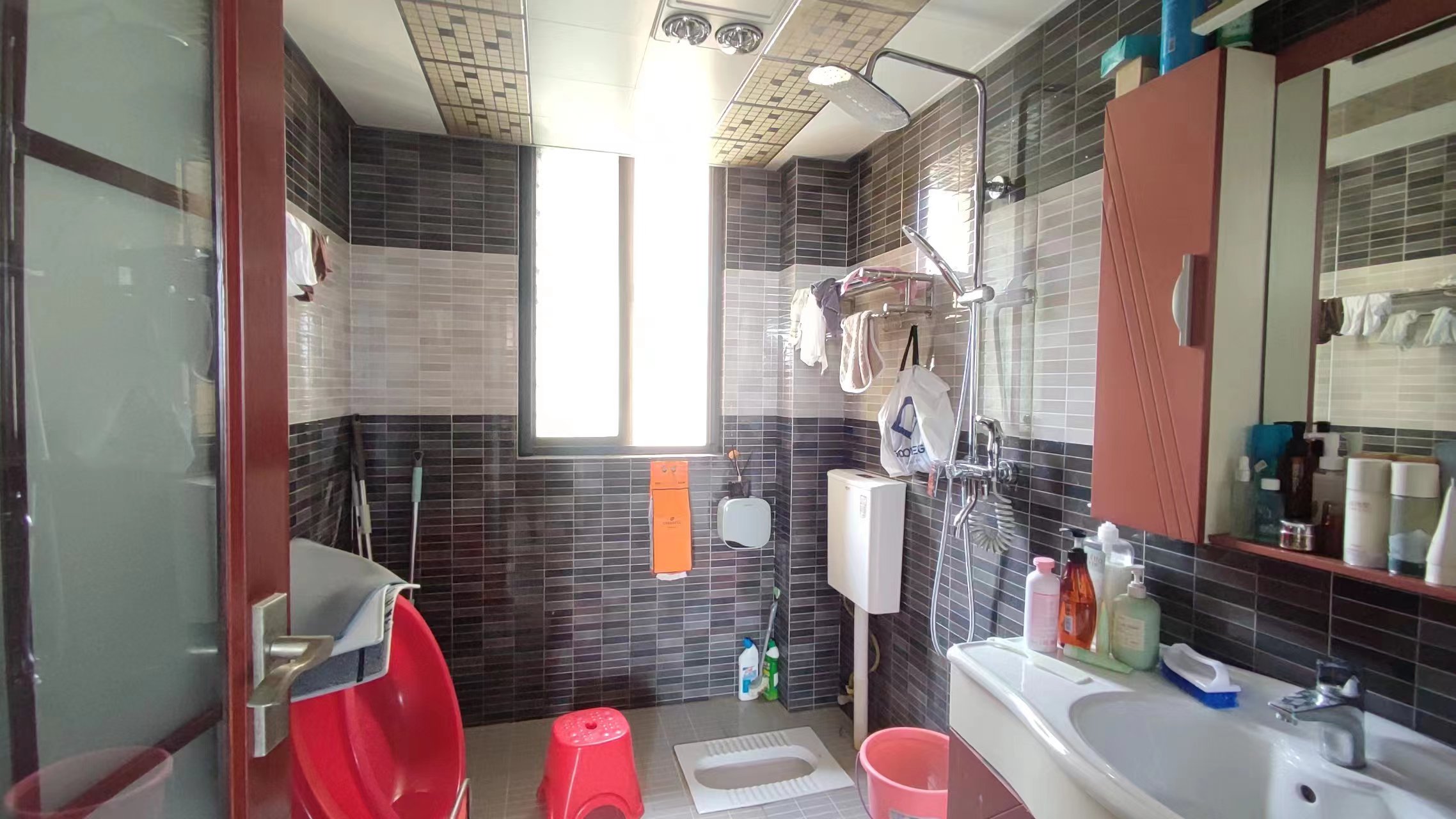 一品苑精装大三房楼层好所以采光好地段不消说的