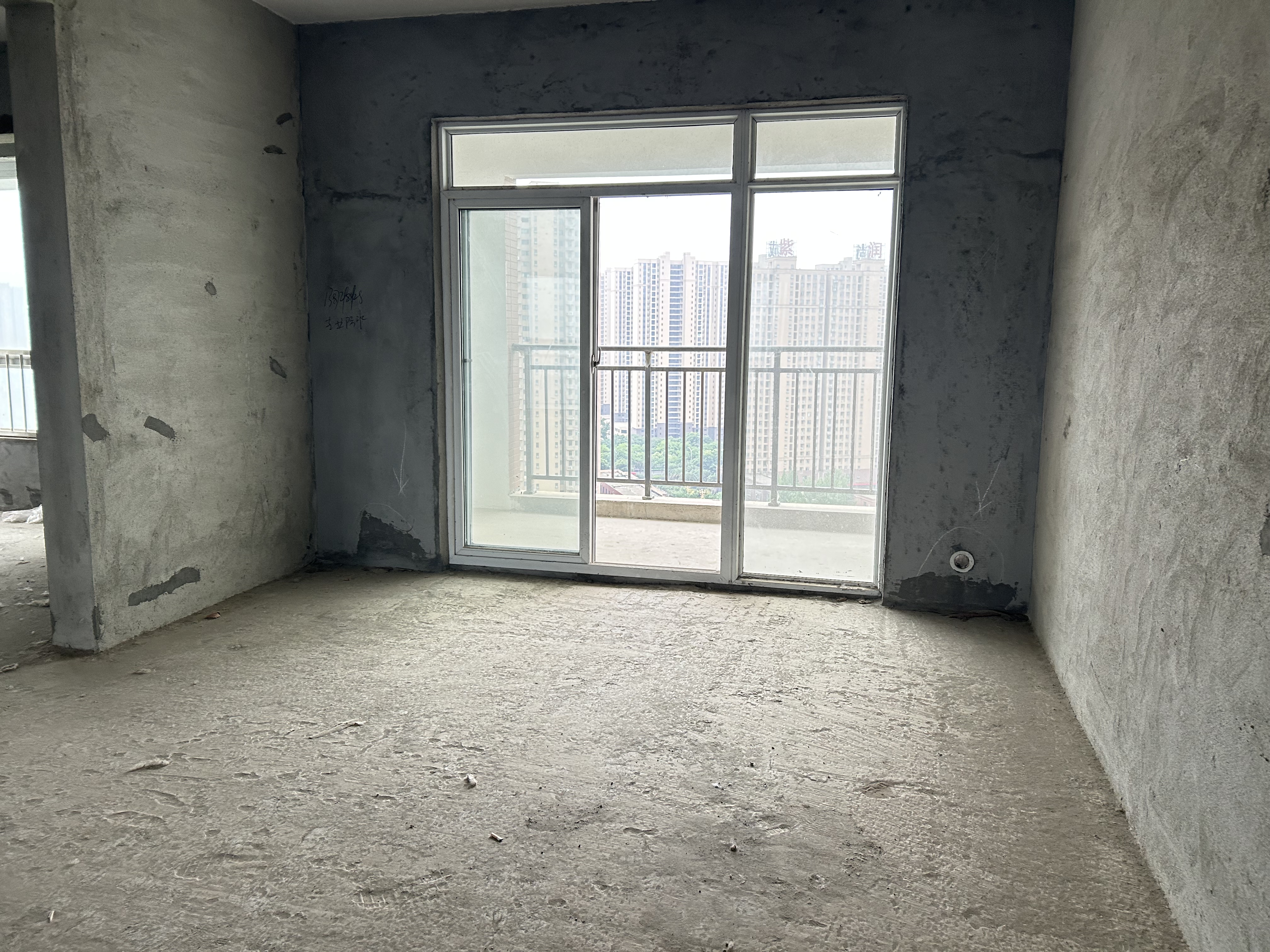 鸿昇现代城 毛坯大四房 看房方便 采光好