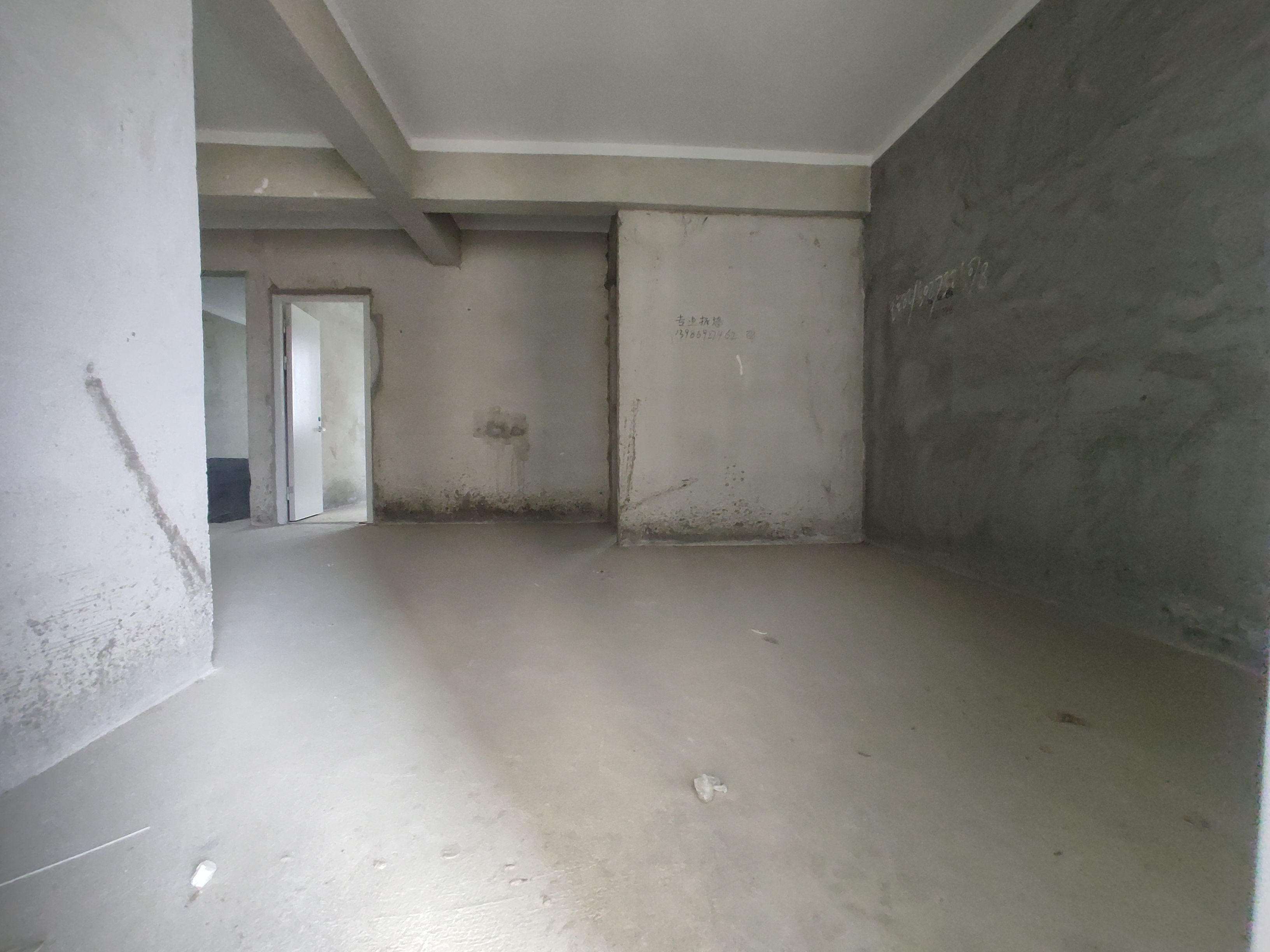 森林国际可以站在阳台上看湖.南北通透双阳台.看房方便