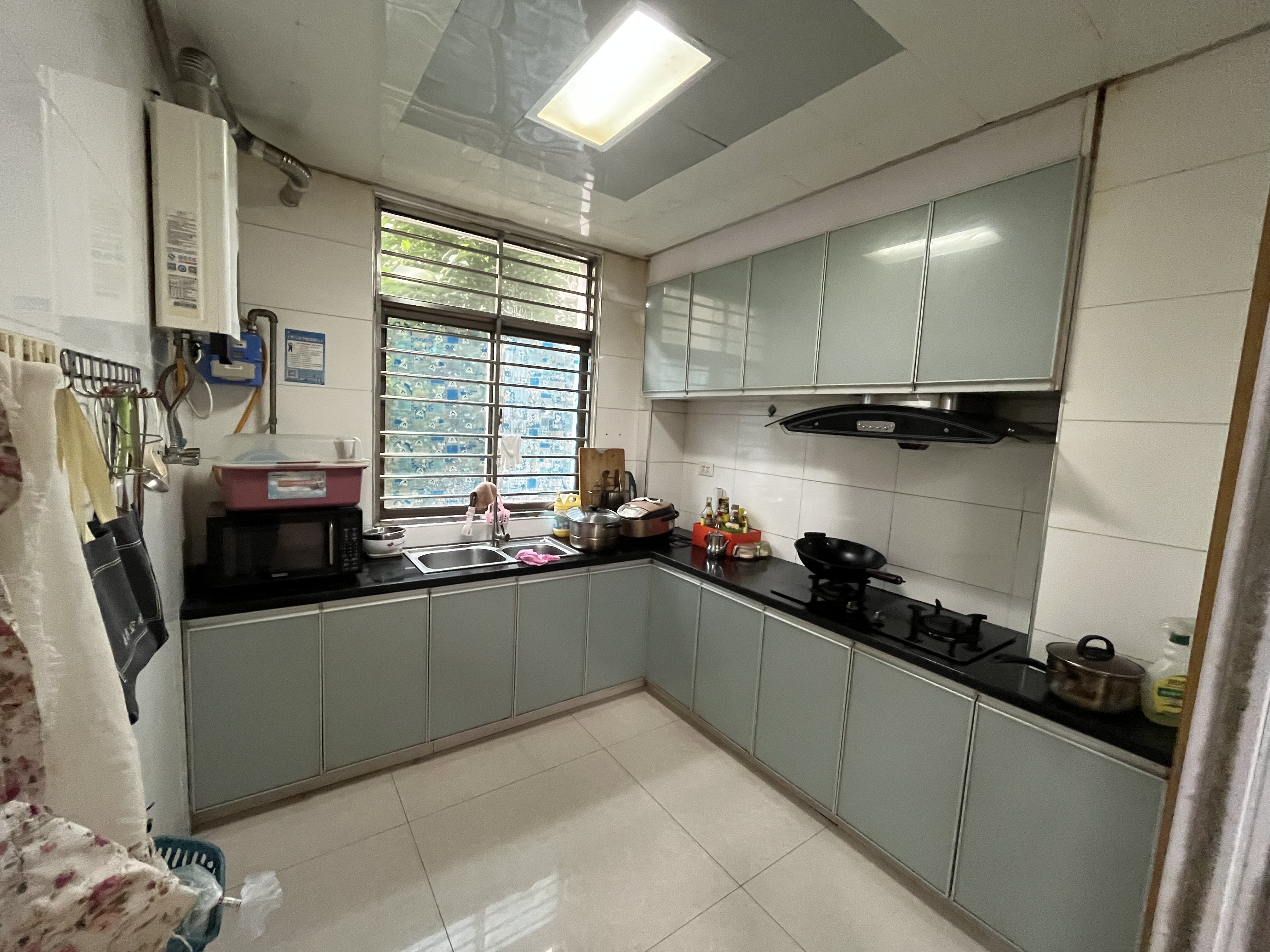 金诚花园电梯小高层.南北通透双阳台.看房方便.证件在手