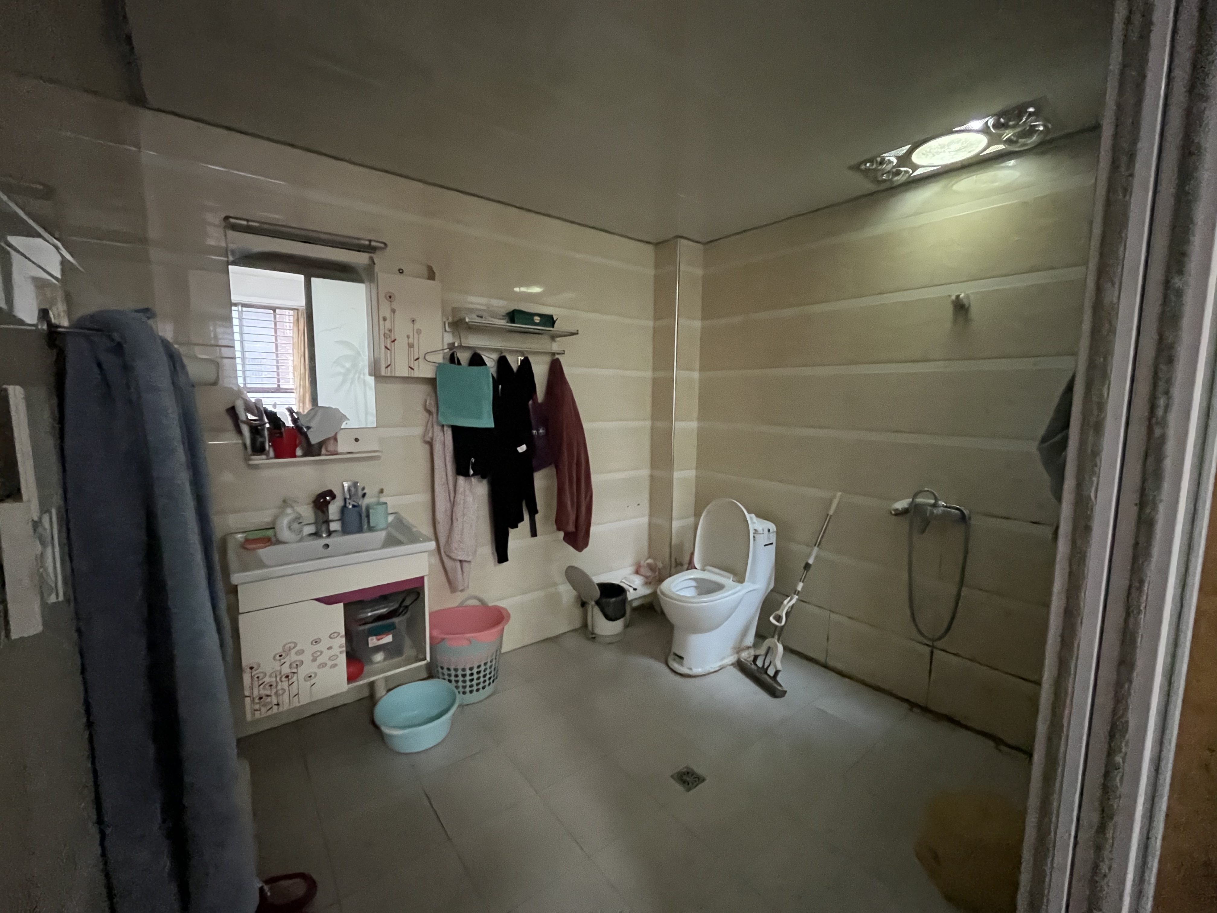 金诚花园电梯小高层.南北通透双阳台.看房方便.证件在手