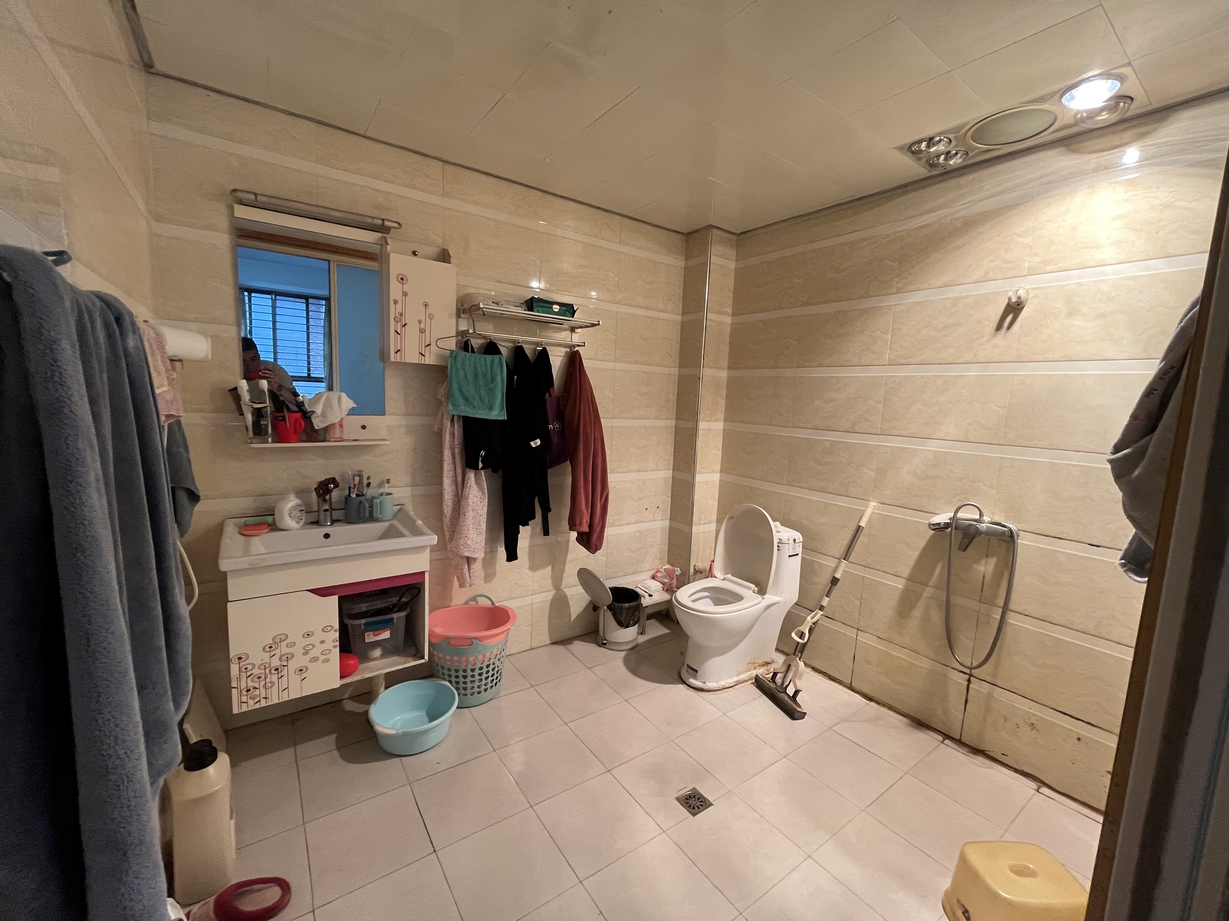 金诚花园电梯小高层.南北通透双阳台.看房方便.证件在手