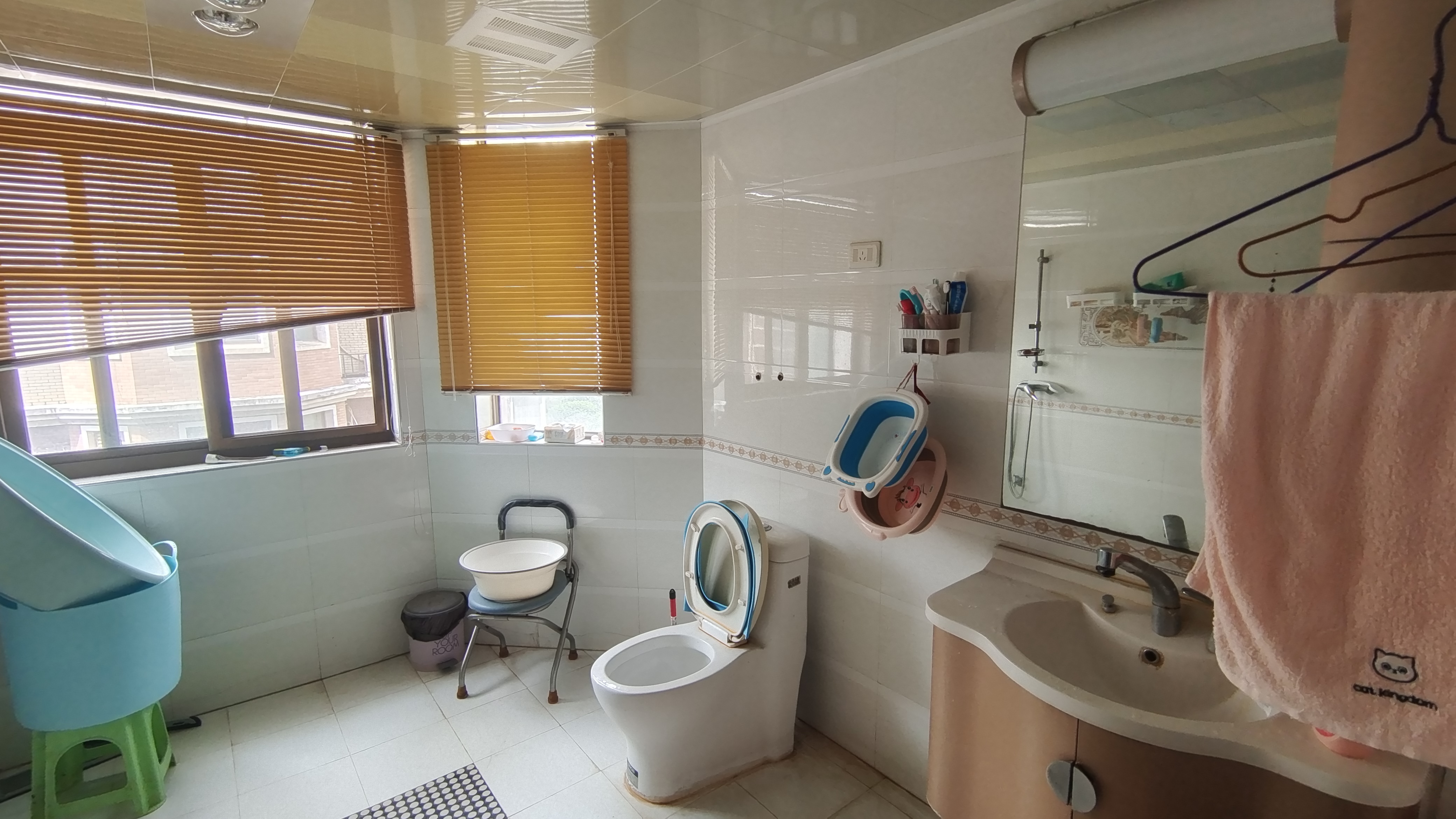 金诚花园可以出租电梯小高层.南北通透双阳台.看房方便.证件在手