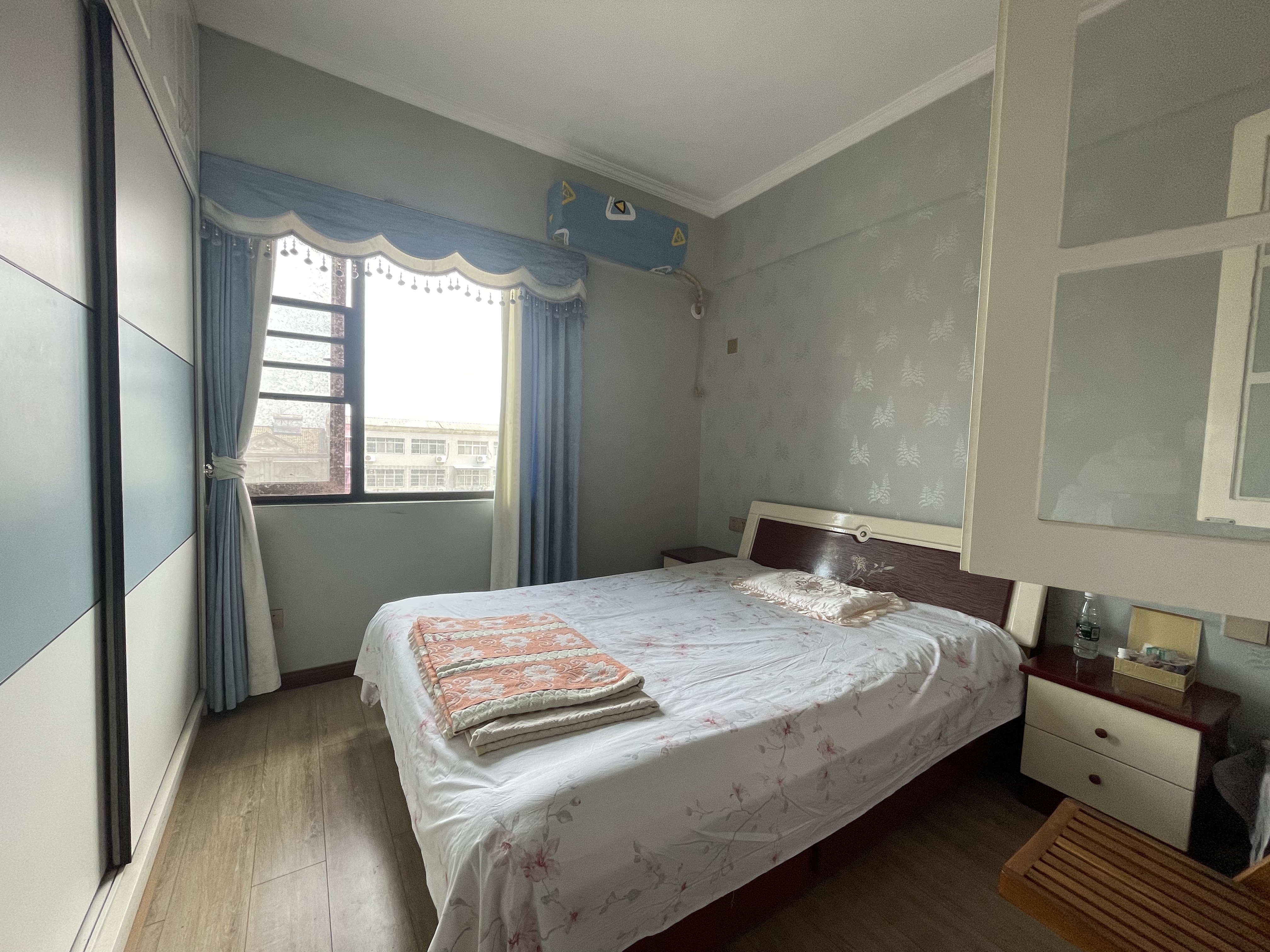 锦绣龙城城东电梯小高层装修9.9成新满二