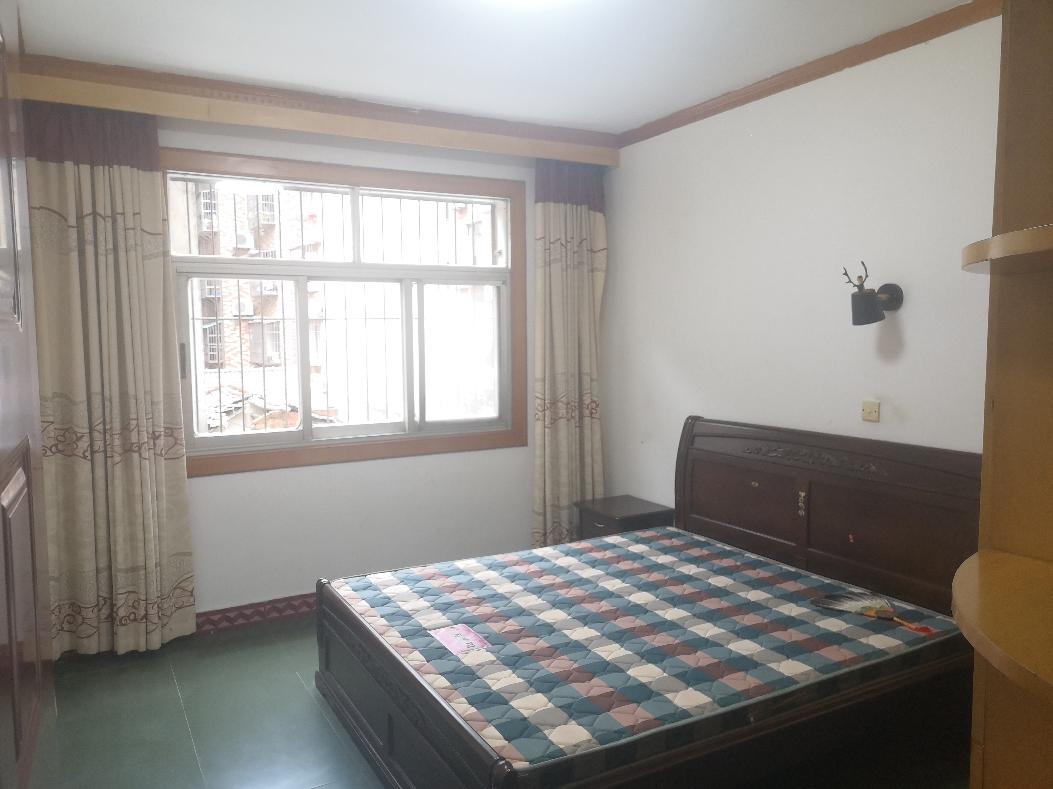 车站对面一招宿舍带装修三房好楼层好地段满二