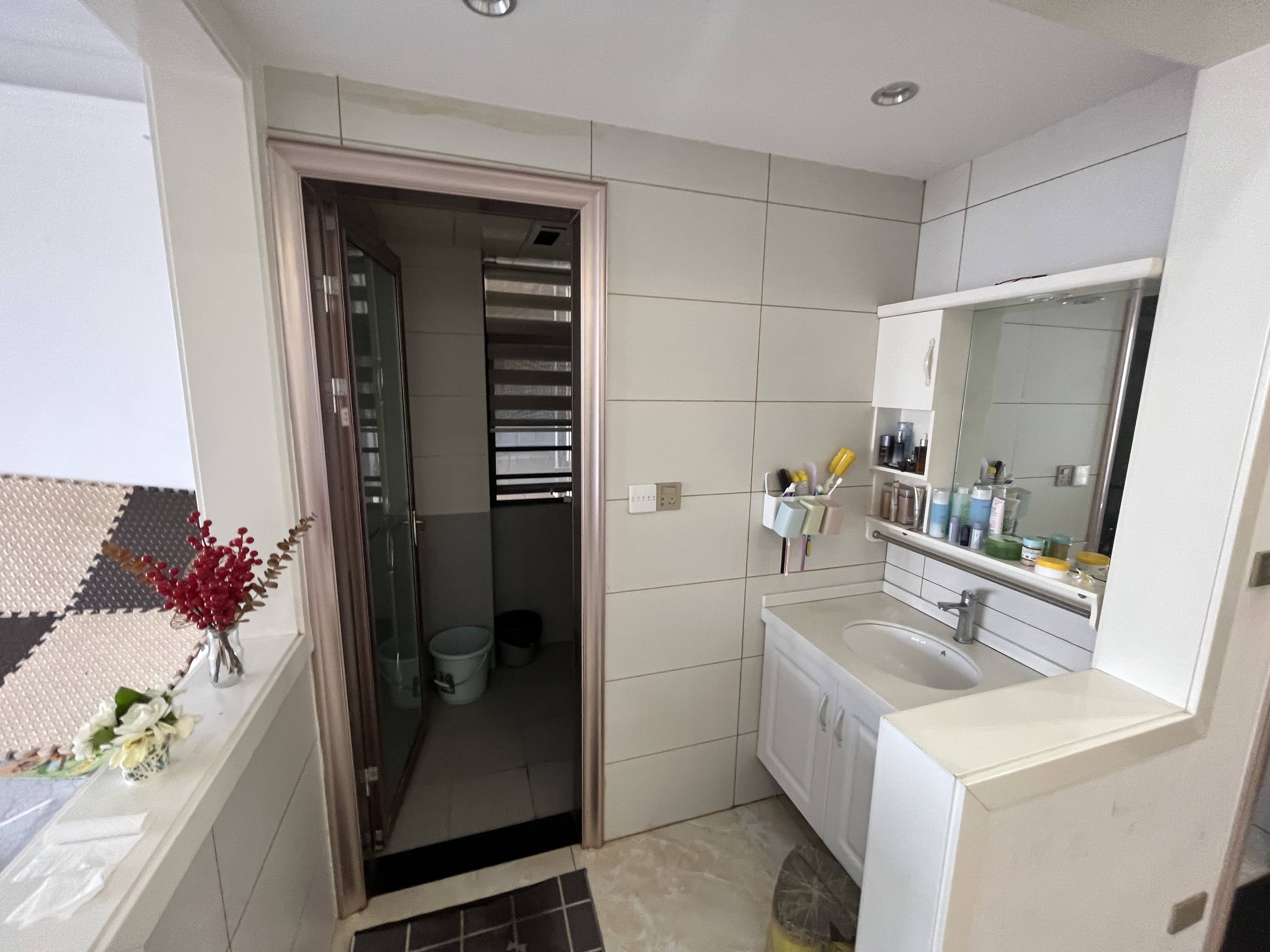 康湾一品精装两房下楼就是薛晓屋里成色新