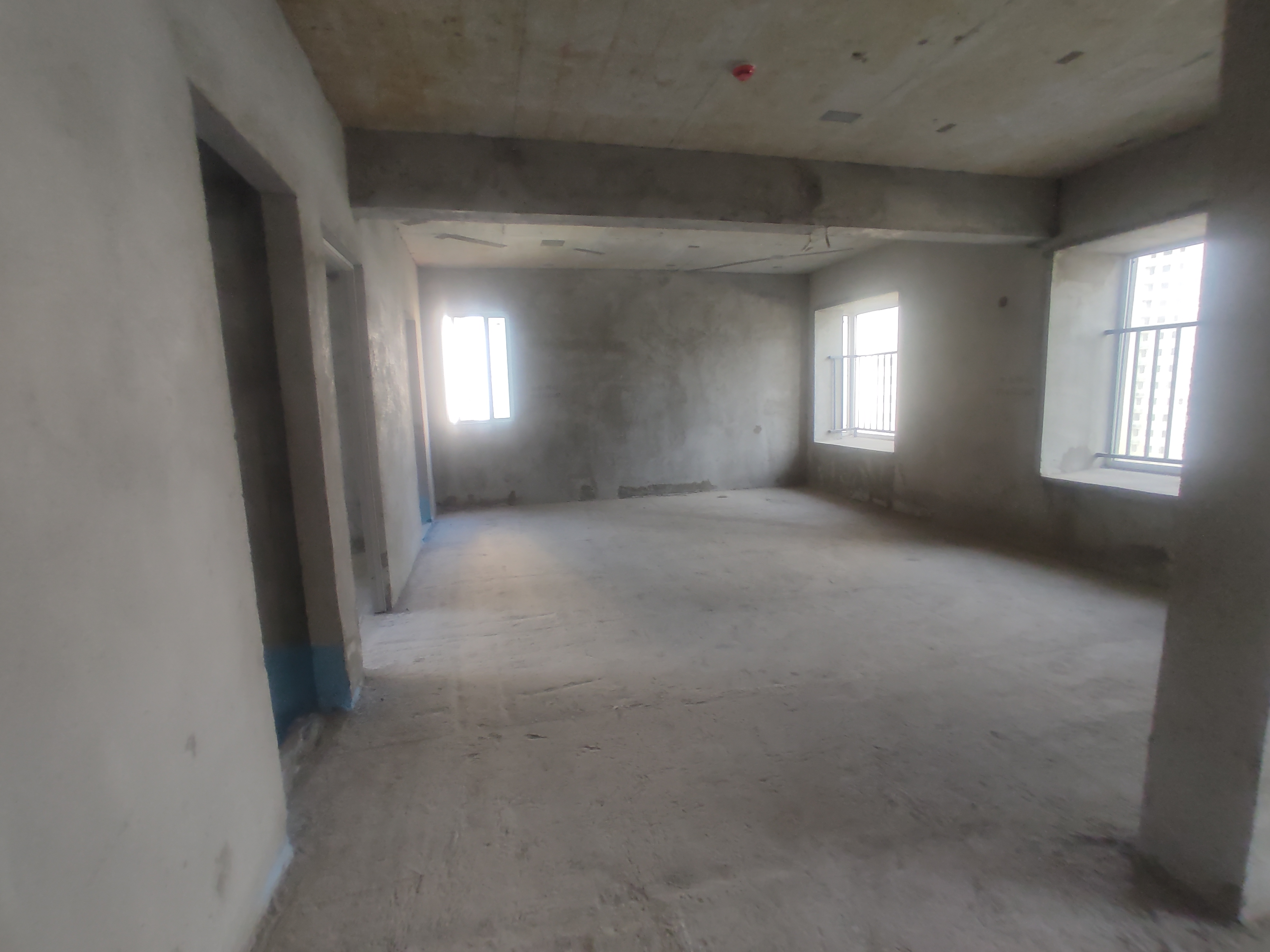 蓝天白云.毛坯三房.南北通透.一梯两户的房子