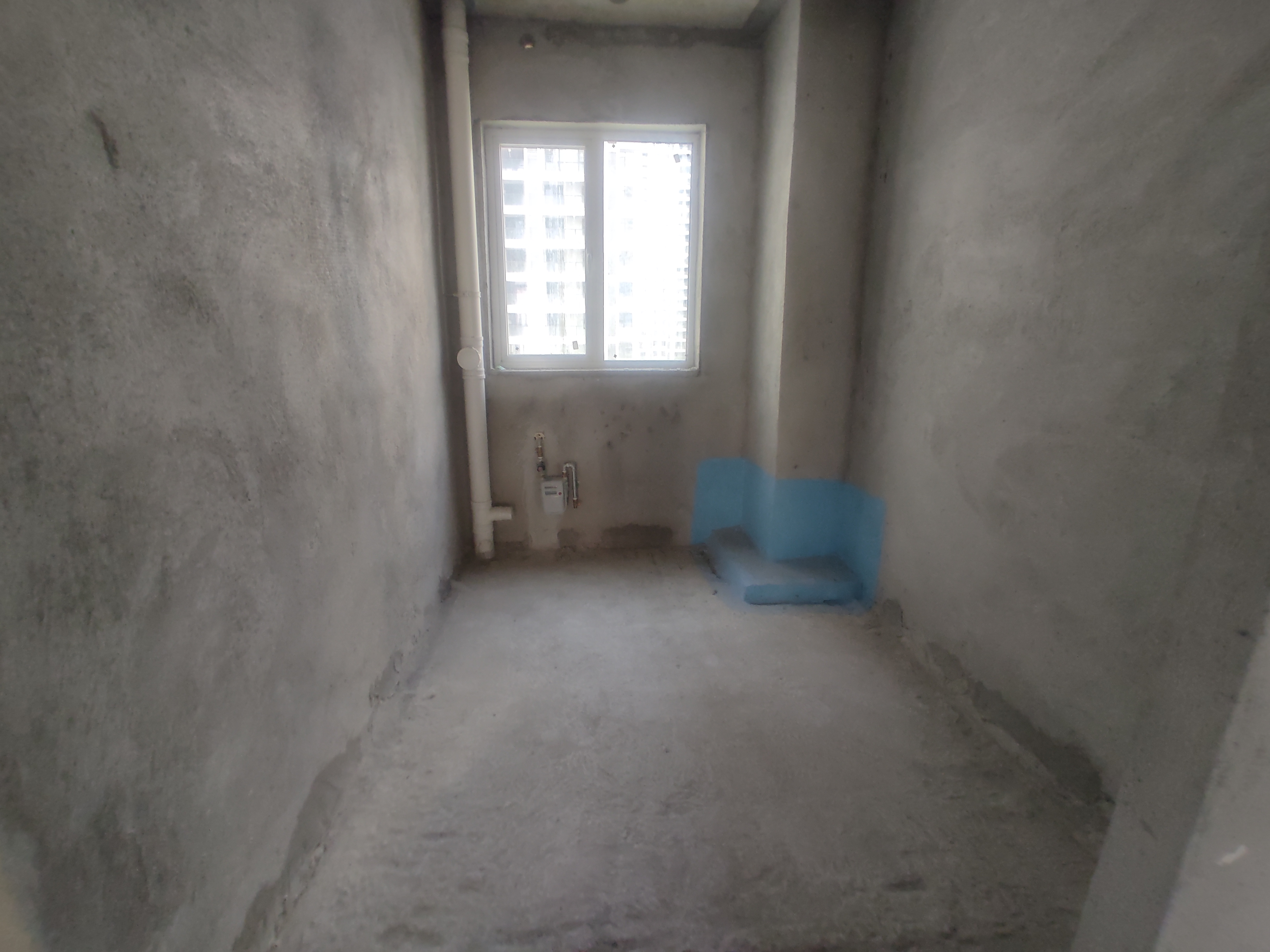 蓝天白云.毛坯三房.南北通透.一梯两户的房子