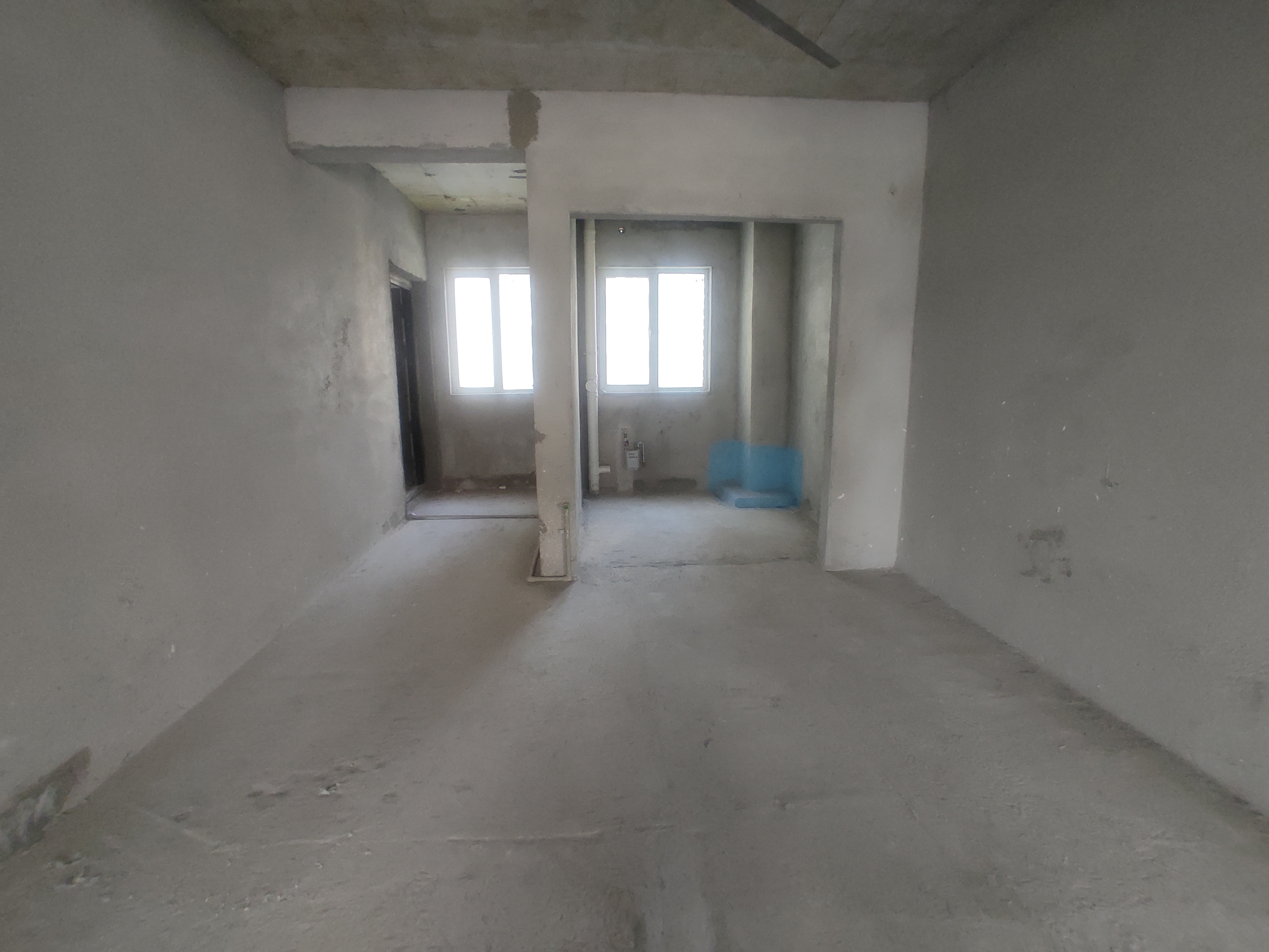 蓝天白云.毛坯三房.南北通透.一梯两户的房子