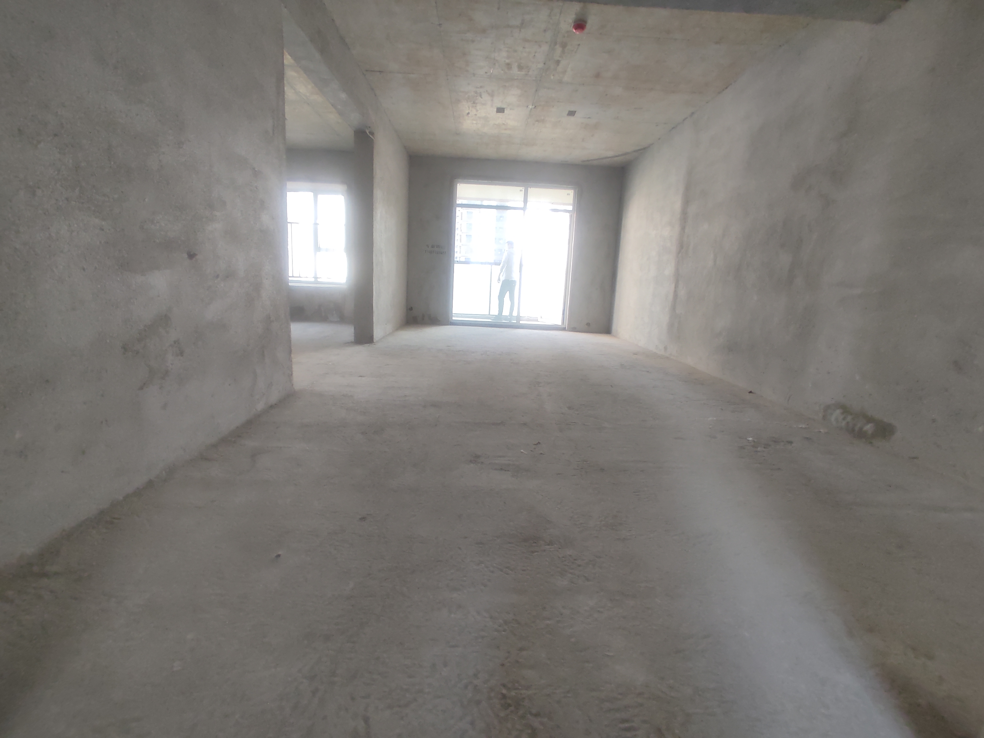 蓝天白云.毛坯三房.南北通透.一梯两户的房子