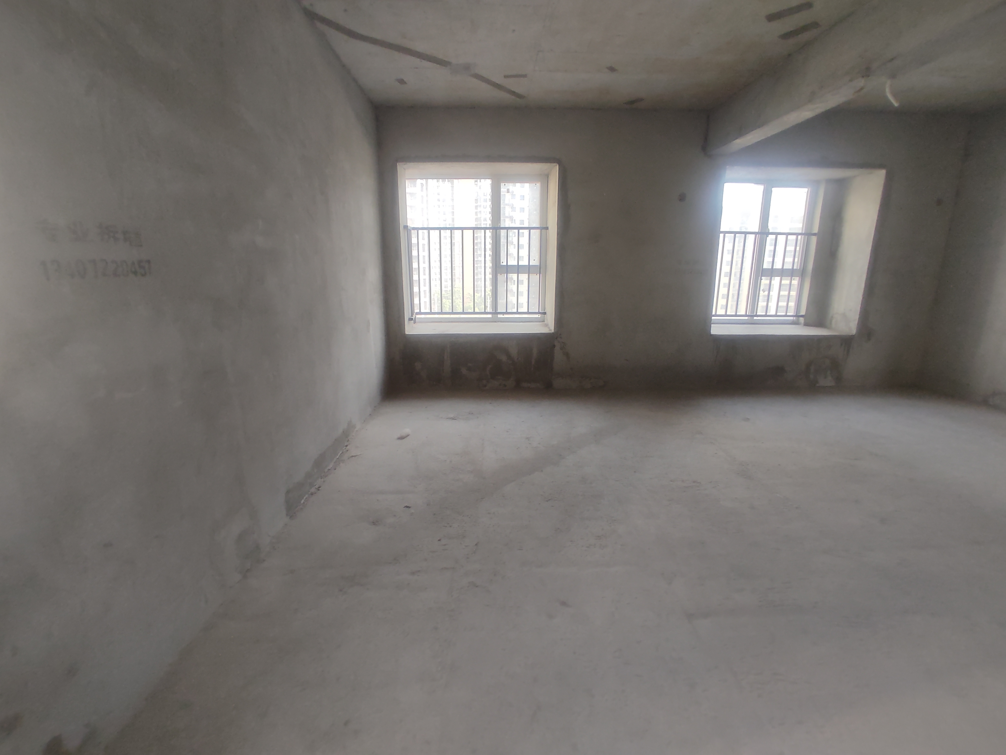 蓝天白云.毛坯三房.南北通透.一梯两户的房子