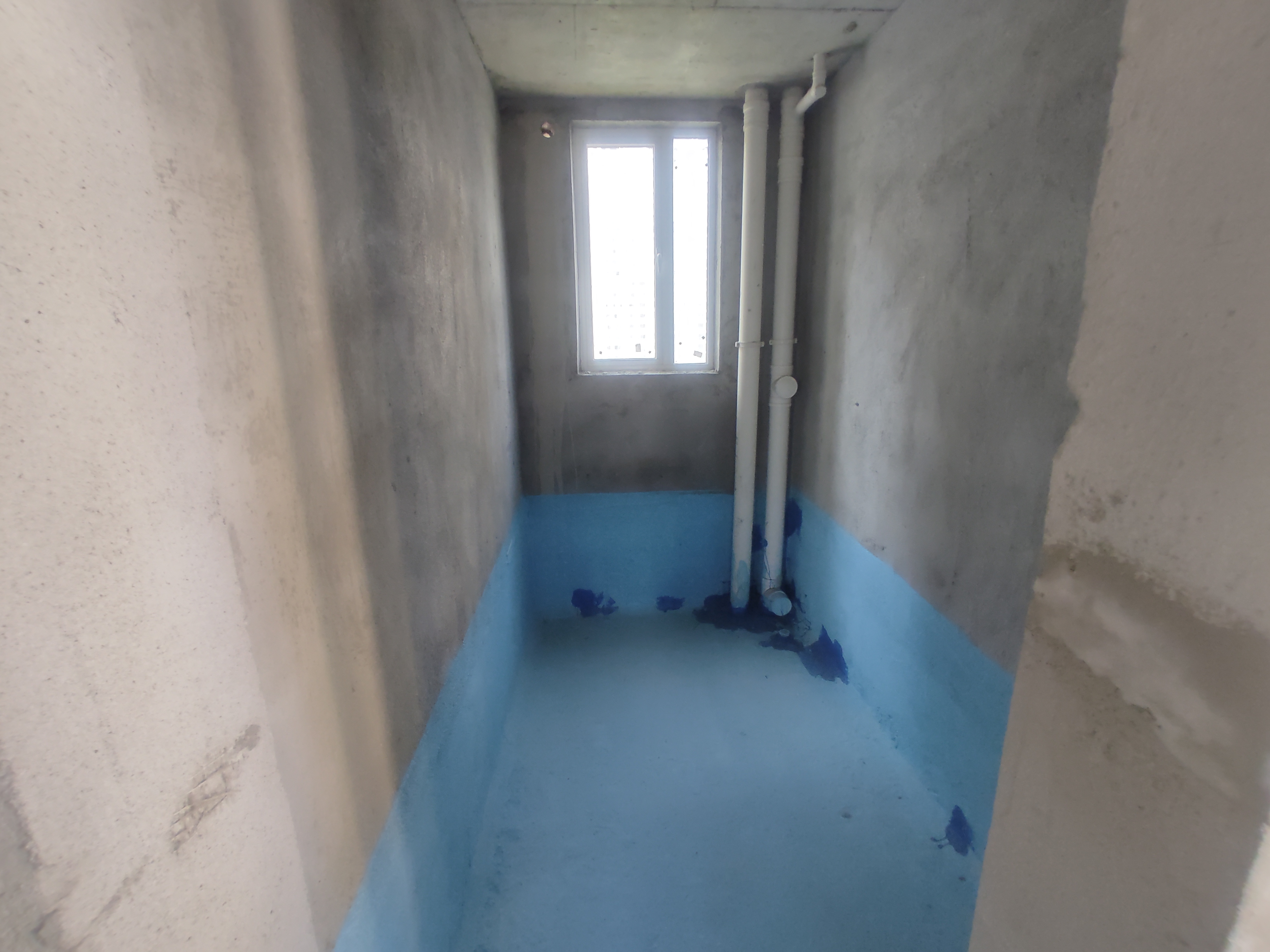 蓝天白云.毛坯三房.南北通透.一梯两户的房子