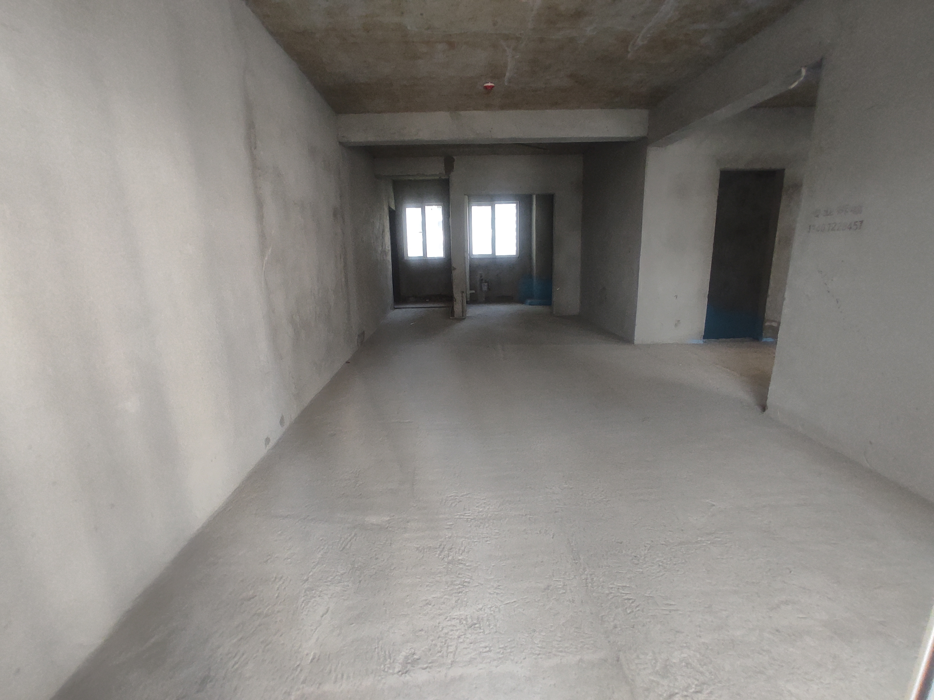 蓝天白云.毛坯三房.小区环境好.人车分流.钥匙看房