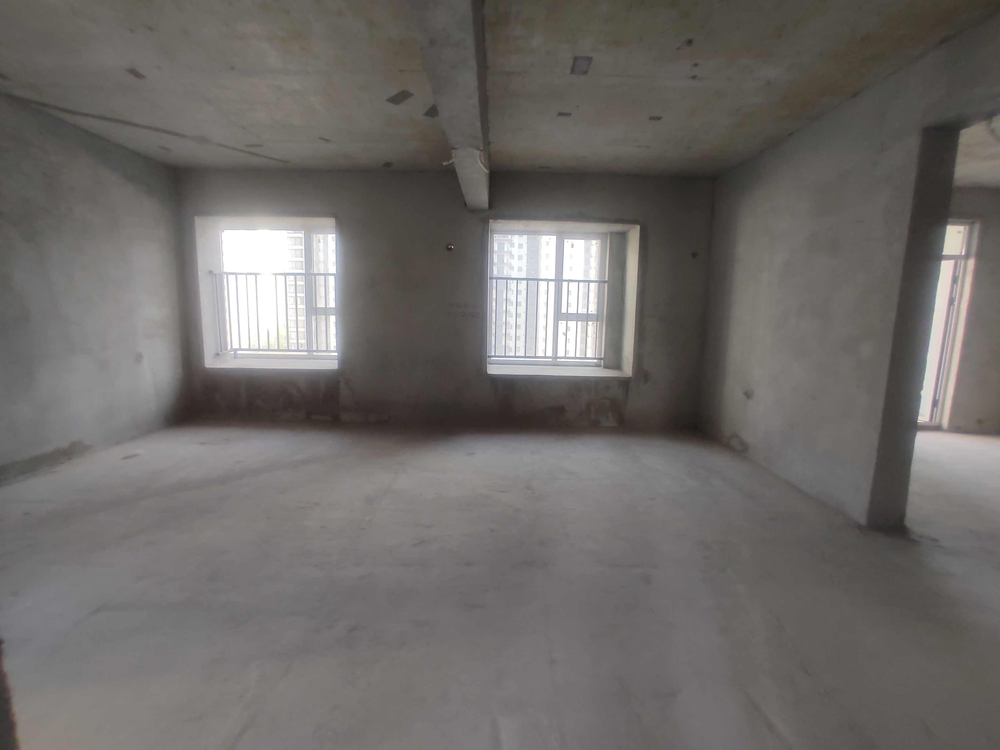 蓝天白云.毛坯三房.小区环境好.人车分流.钥匙看房