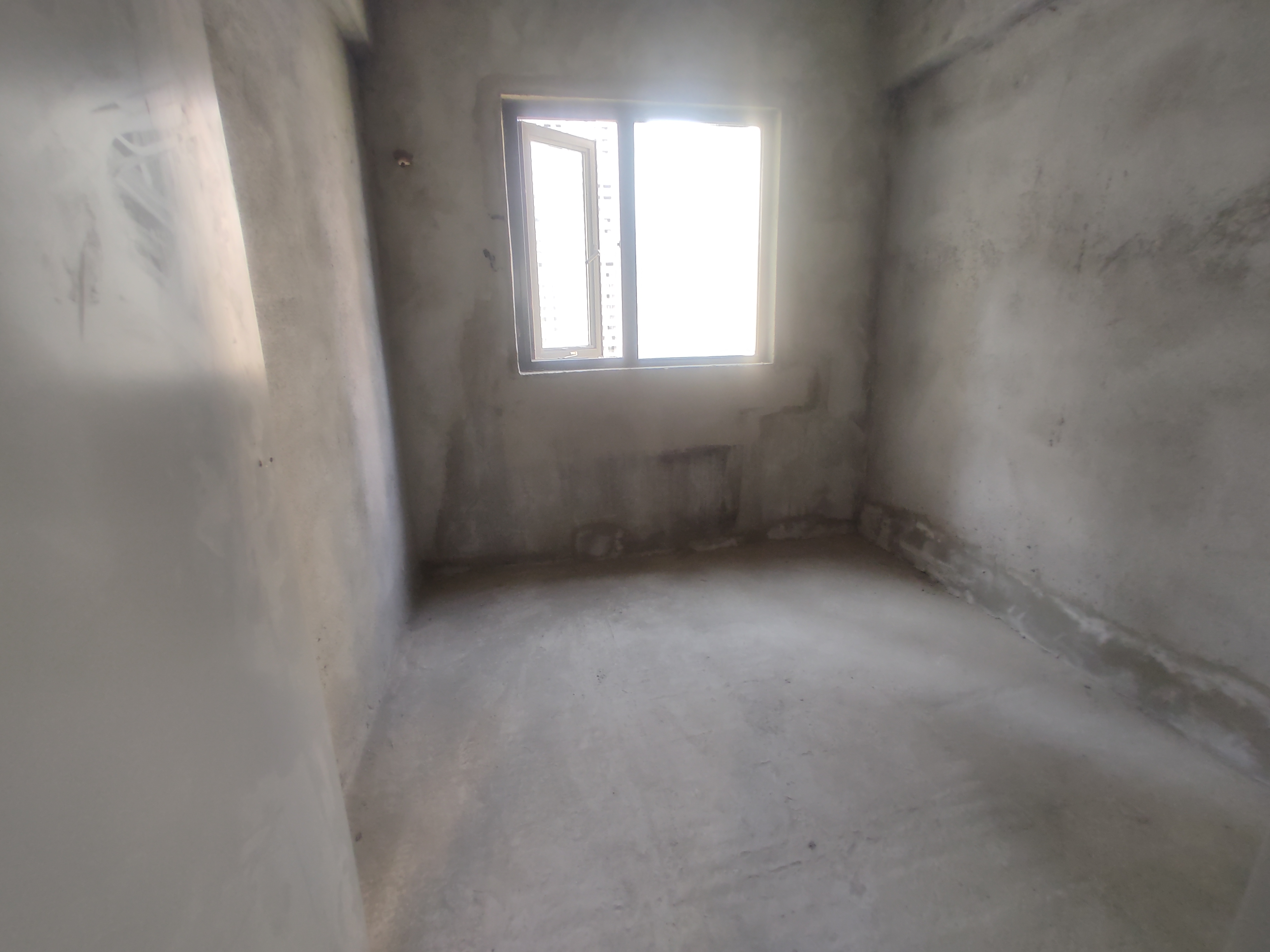 蓝天白云.毛坯三房.小区环境好.人车分流.钥匙看房