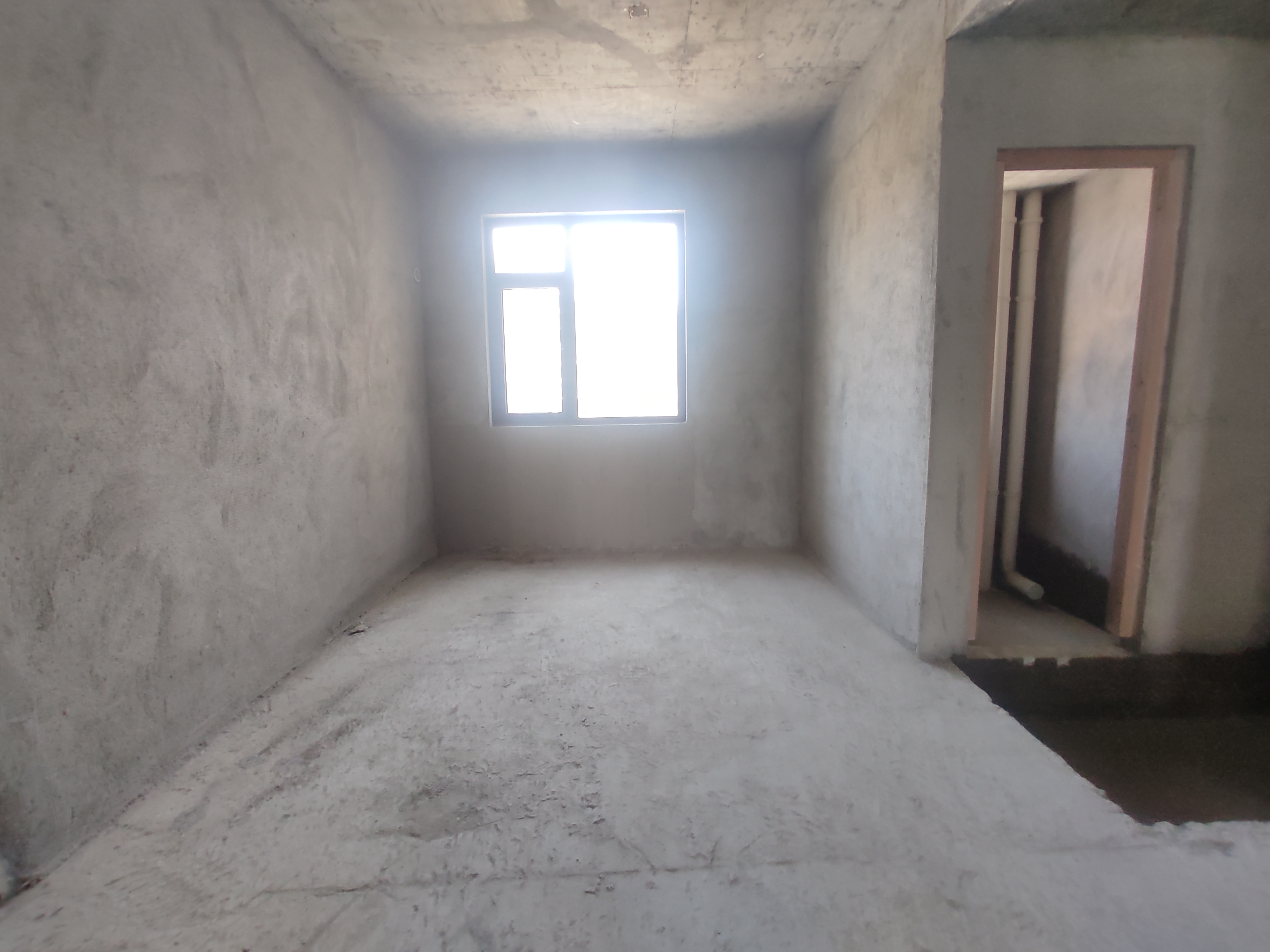 蓝天白云.毛坯三房.小区环境好.人车分流.钥匙看房