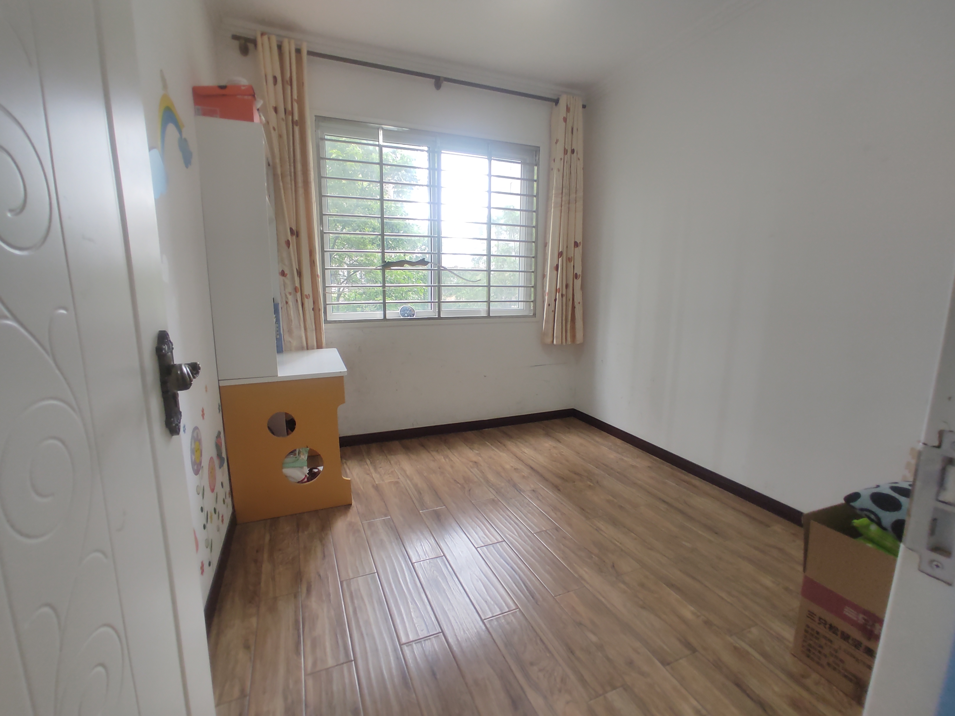 和合国际.精装四房.还送路户花园.证件满二.看房方便