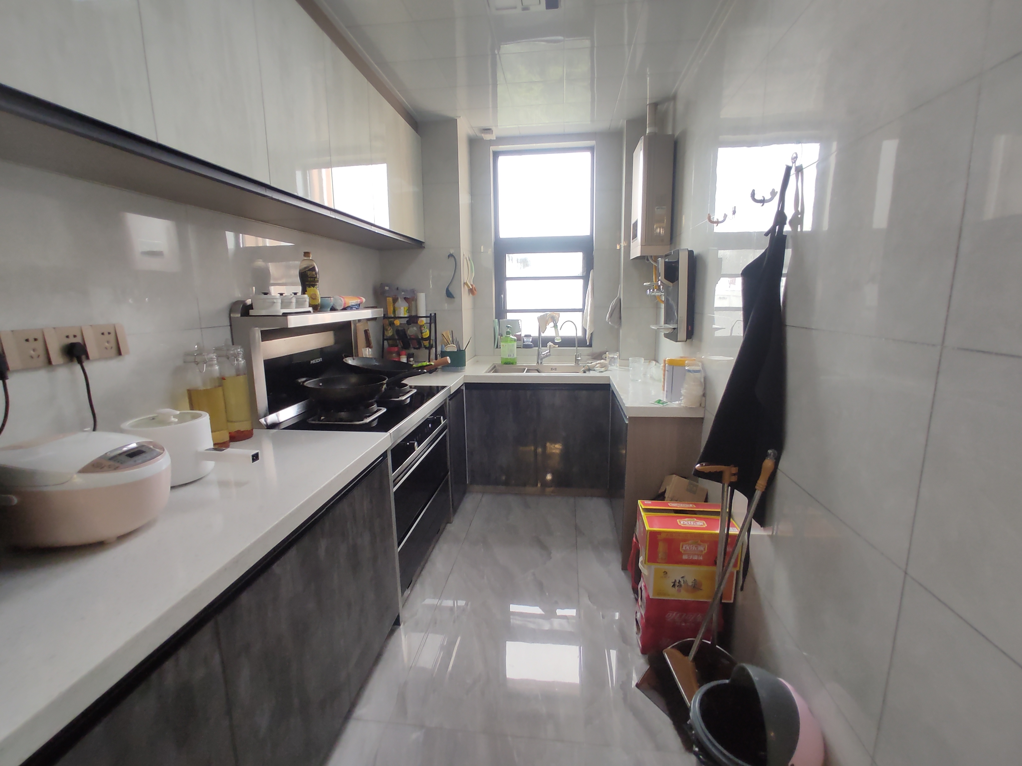 学府名都.全屋品牌装修大三房.南北通透.证件满二.看房方便