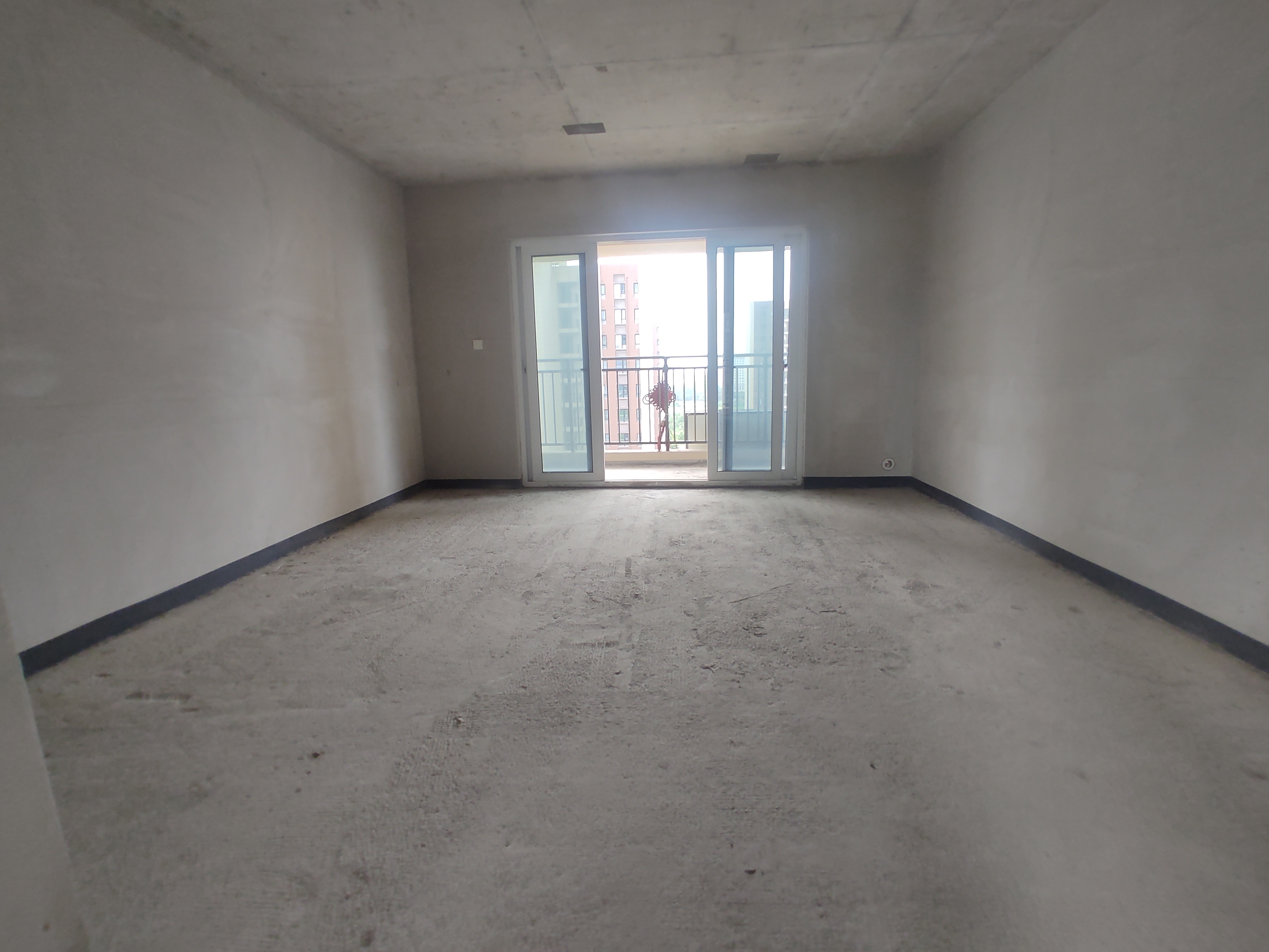 碧桂园.毛坯大四房.南北通透双阳台.看房方便