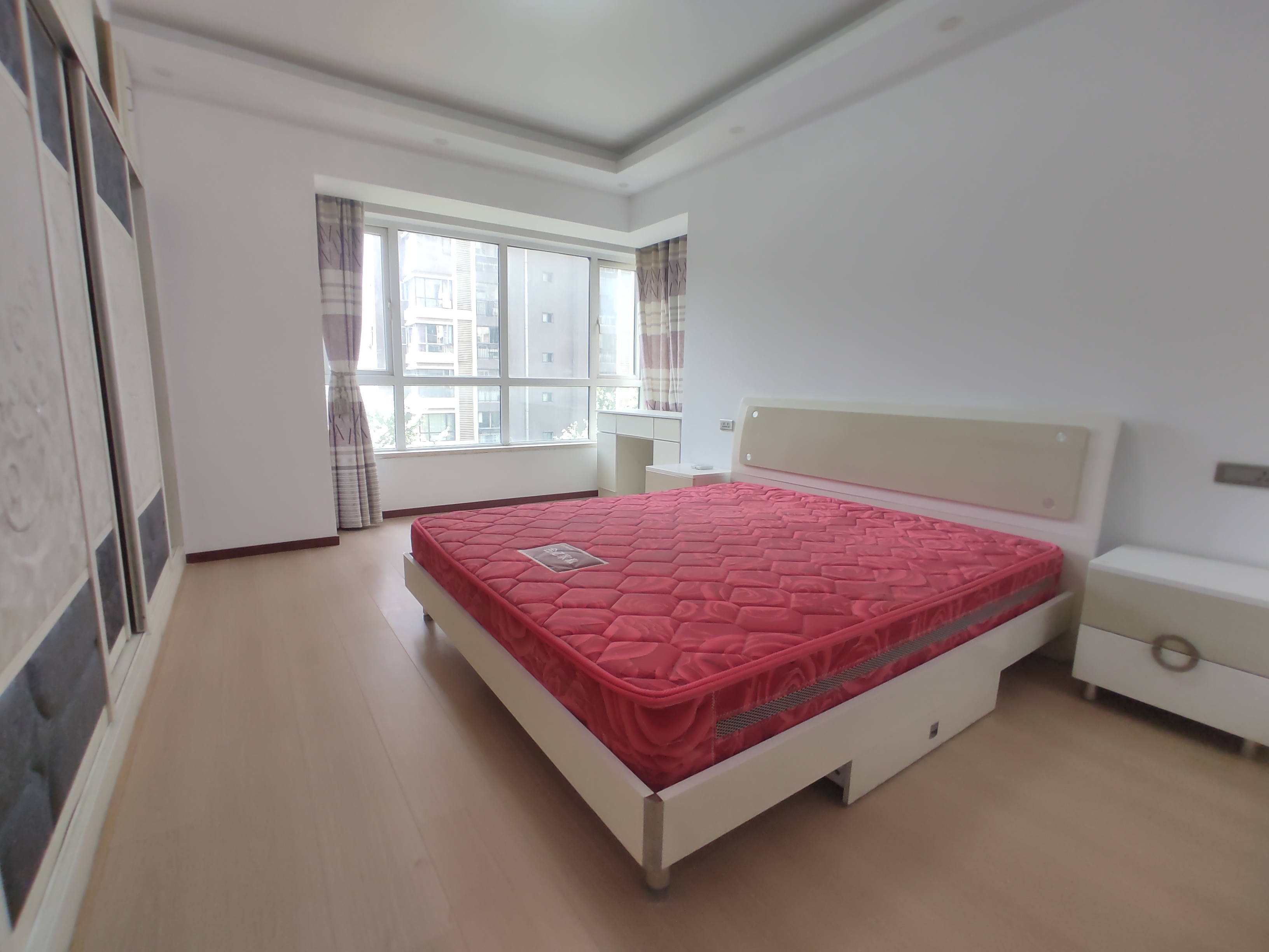 和合国际.精装三房两卫.小区环境好.看房方便