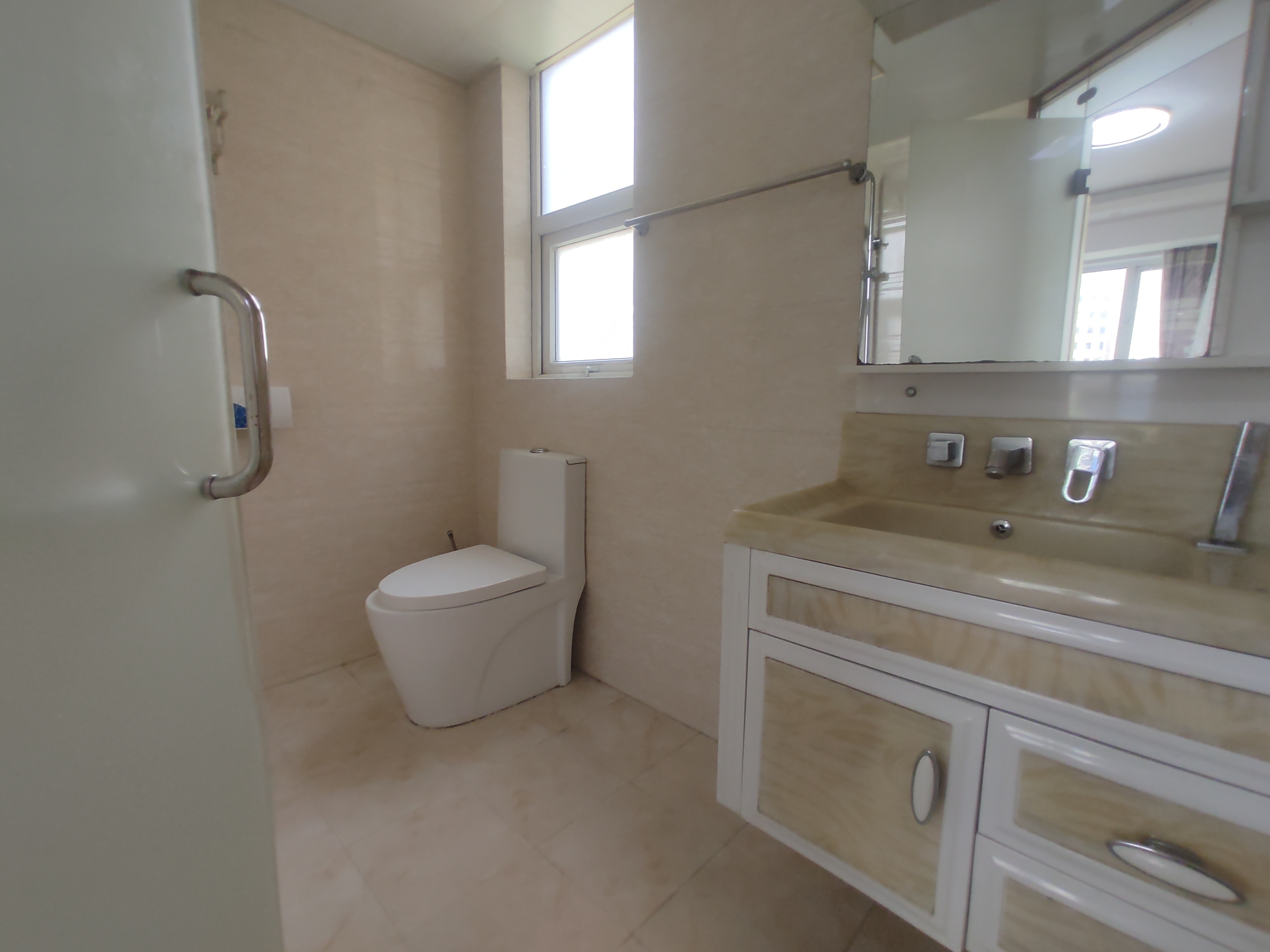 和合国际.精装三房两卫.小区环境好.看房方便