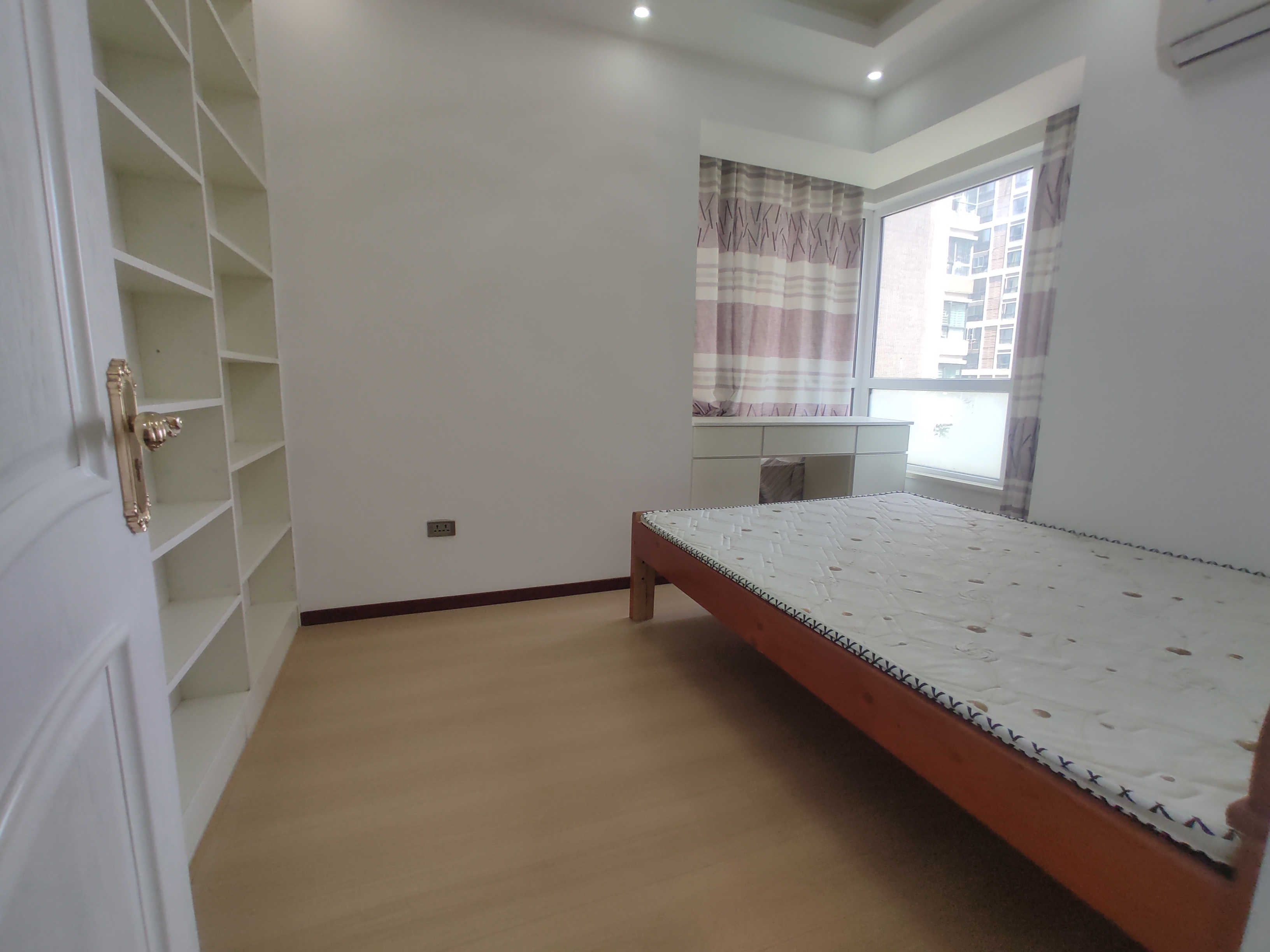 和合国际.精装三房两卫.小区环境好.看房方便