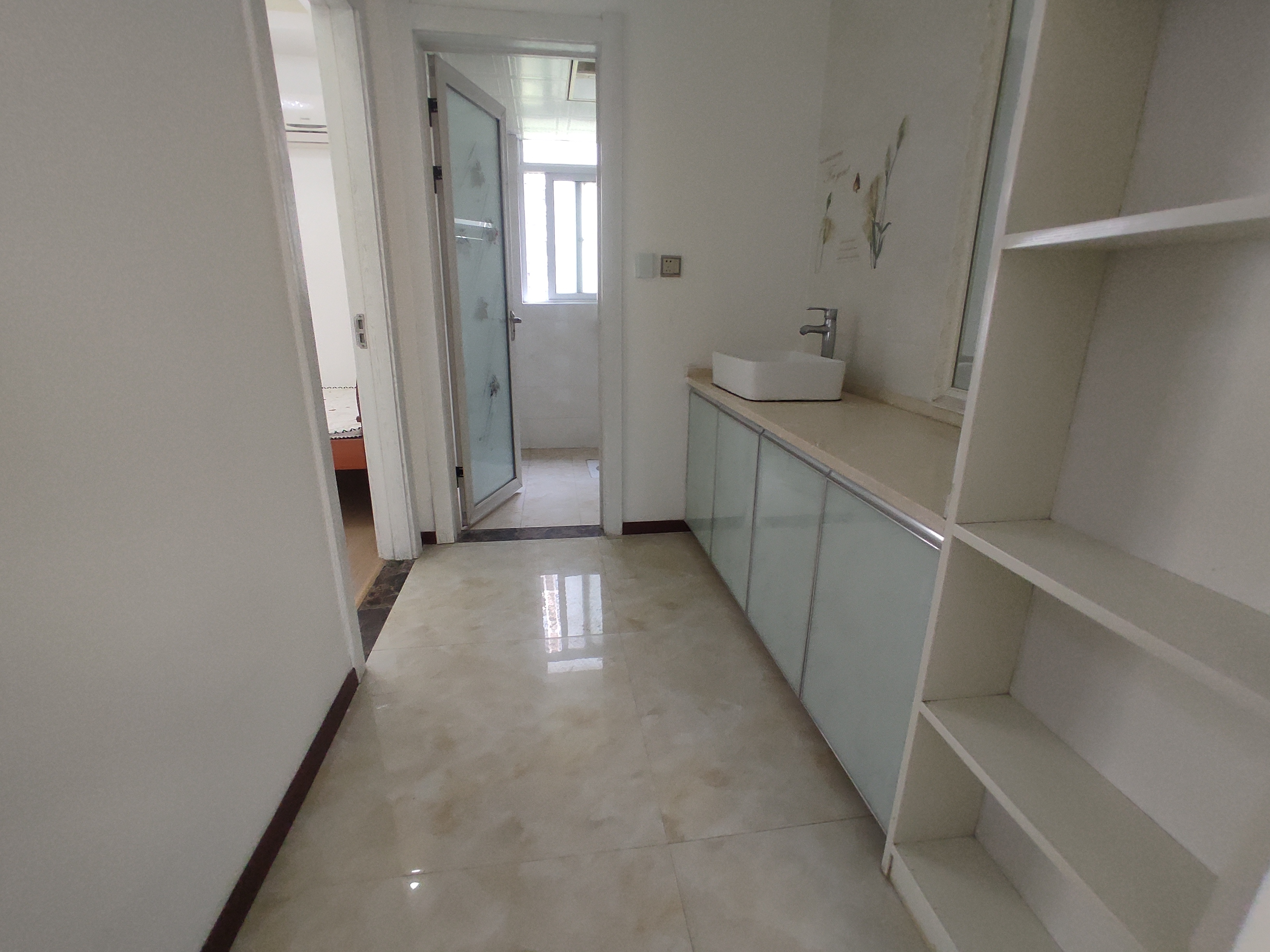 和合国际.精装三房两卫.小区环境好.看房方便