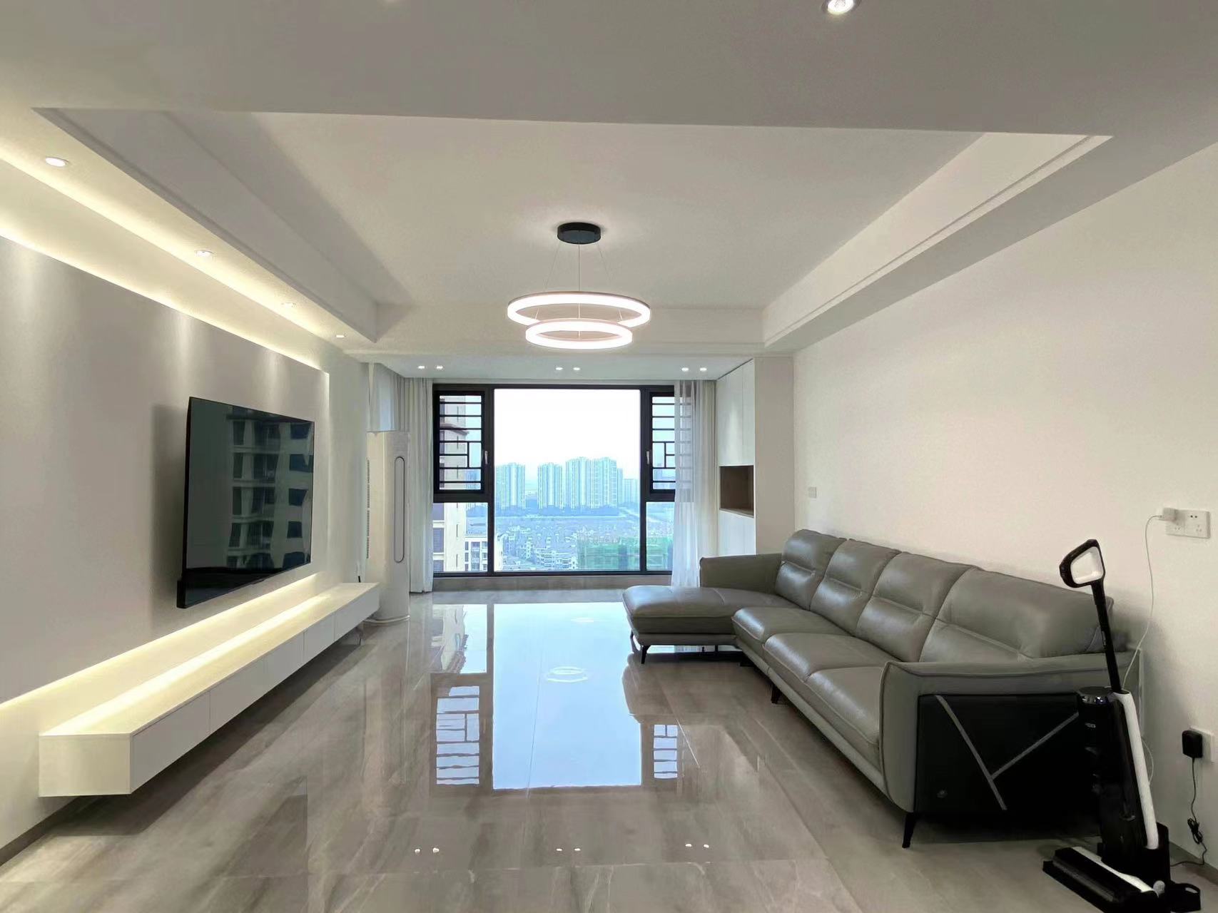 领秀城.精装三房两卫双阳台.证件满二.看房方便