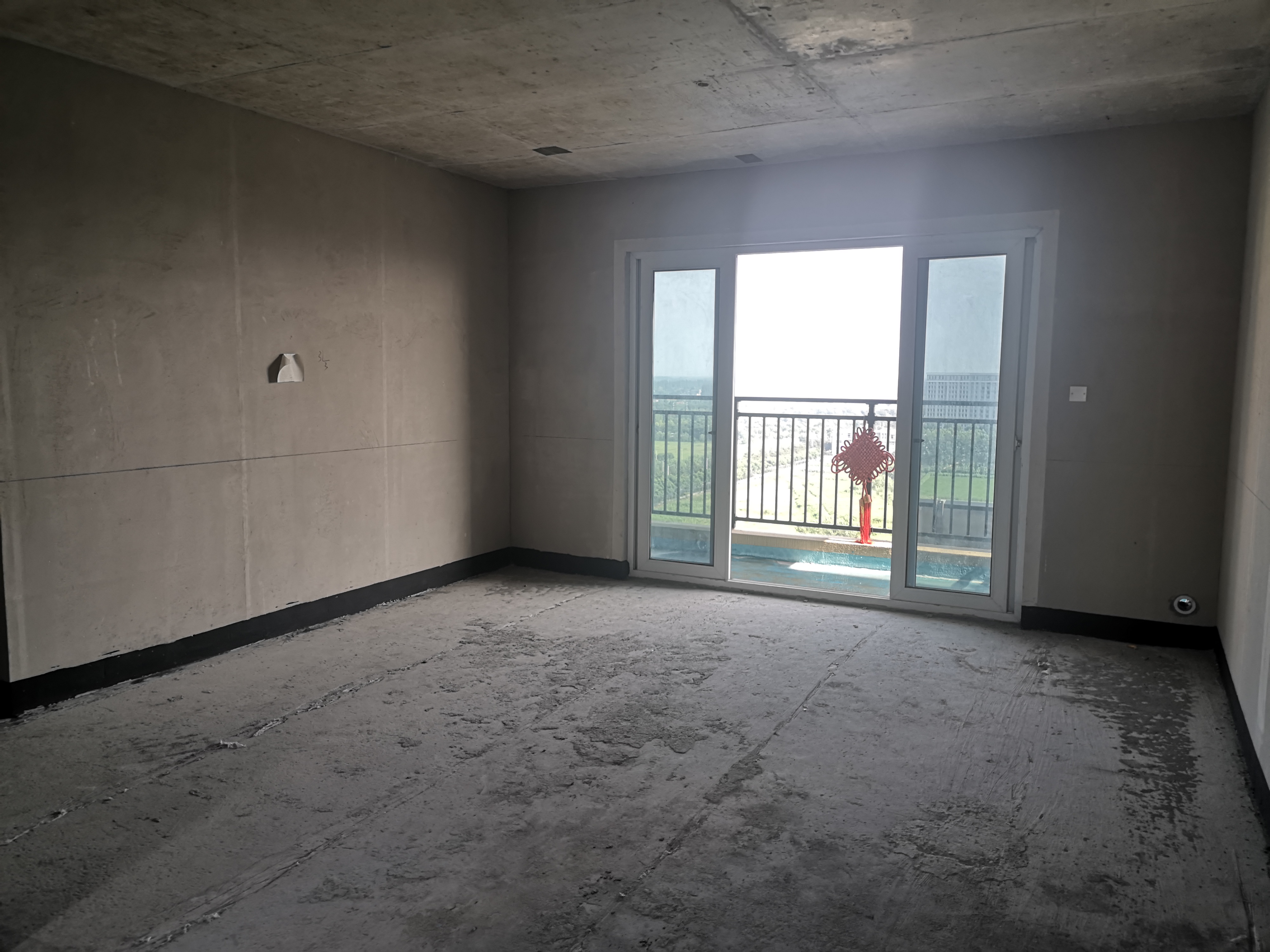 碧桂园142平毛坯大四房 凤凰层 风景侠几好 带车位 这驾革 冒得话说