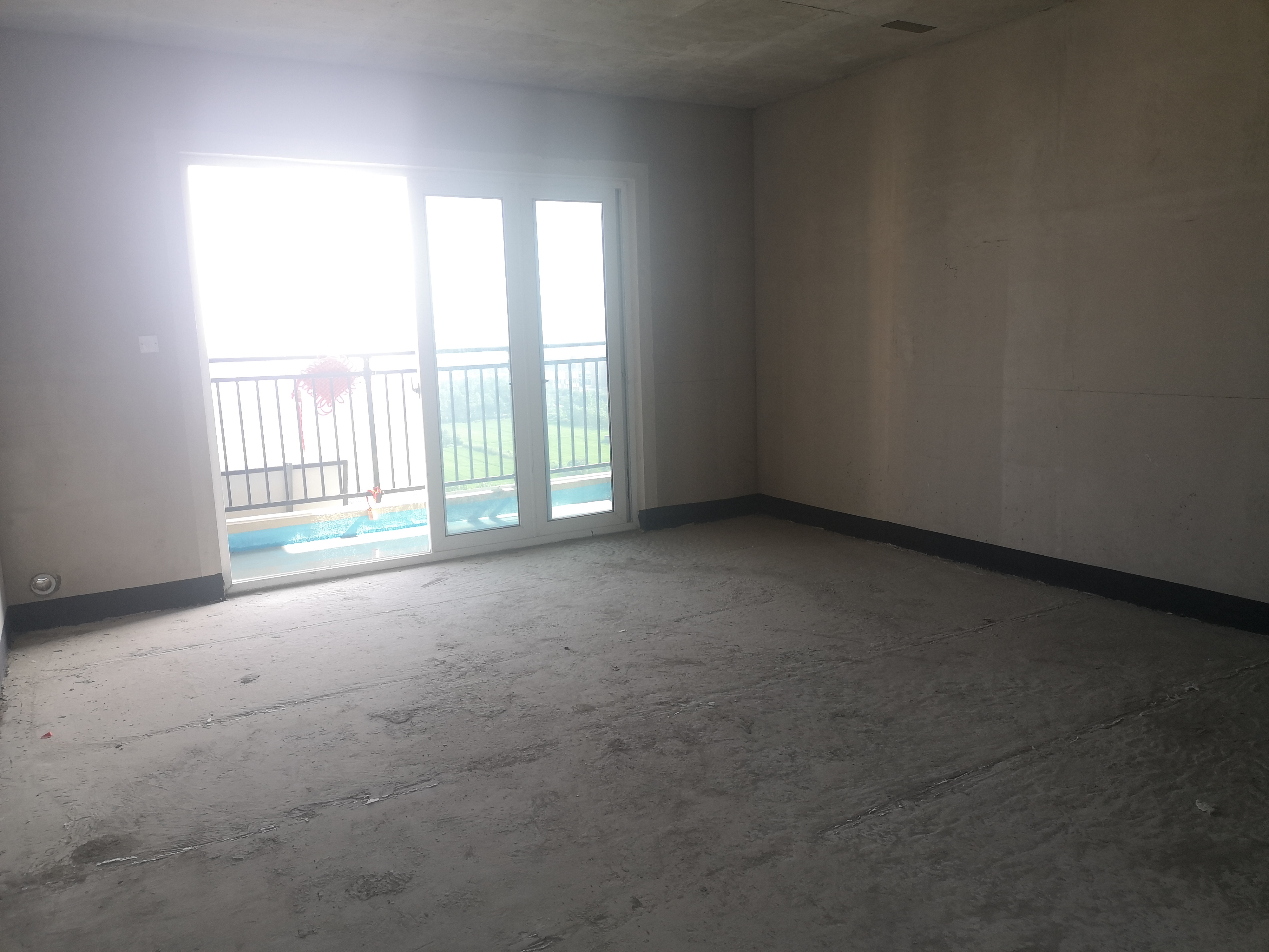 碧桂园142平毛坯大四房 凤凰层 风景侠几好 带车位 这驾革 冒得话说