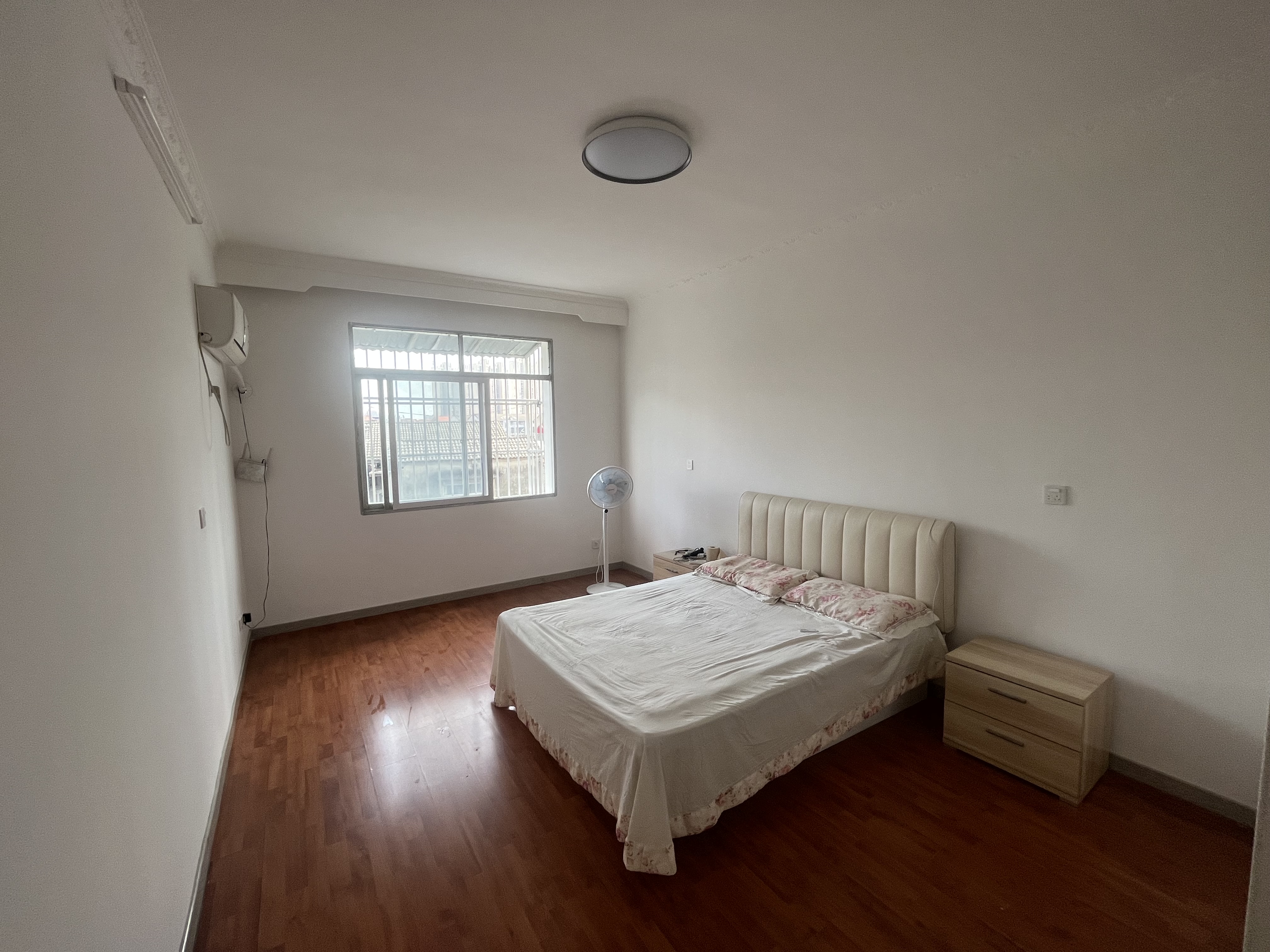 法苑宿舍商城旁实验晓穴老三中新装修超大院子看房方便