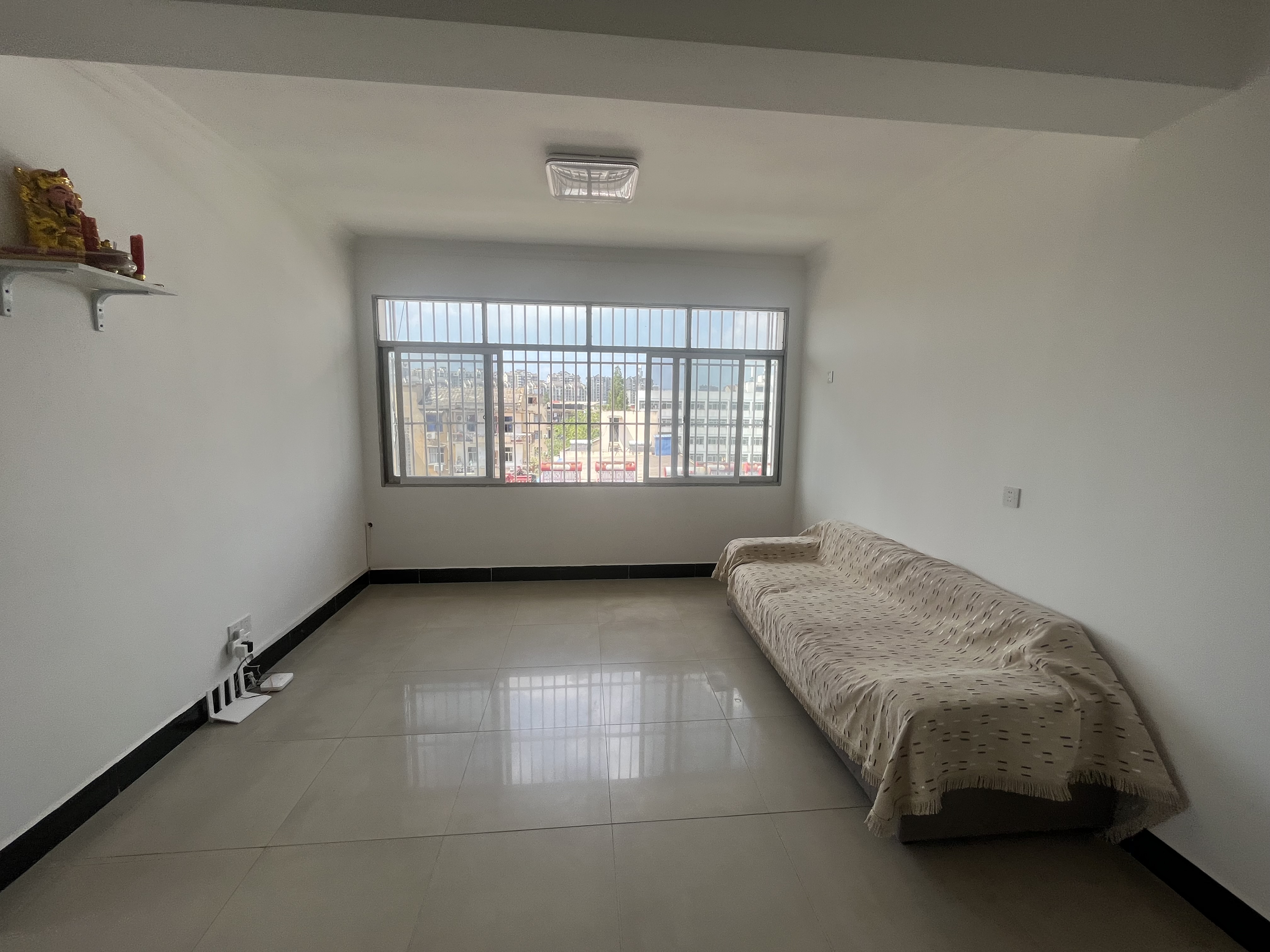 法苑宿舍 商城旁 实验晓穴老三中新装修超大院子看房方便