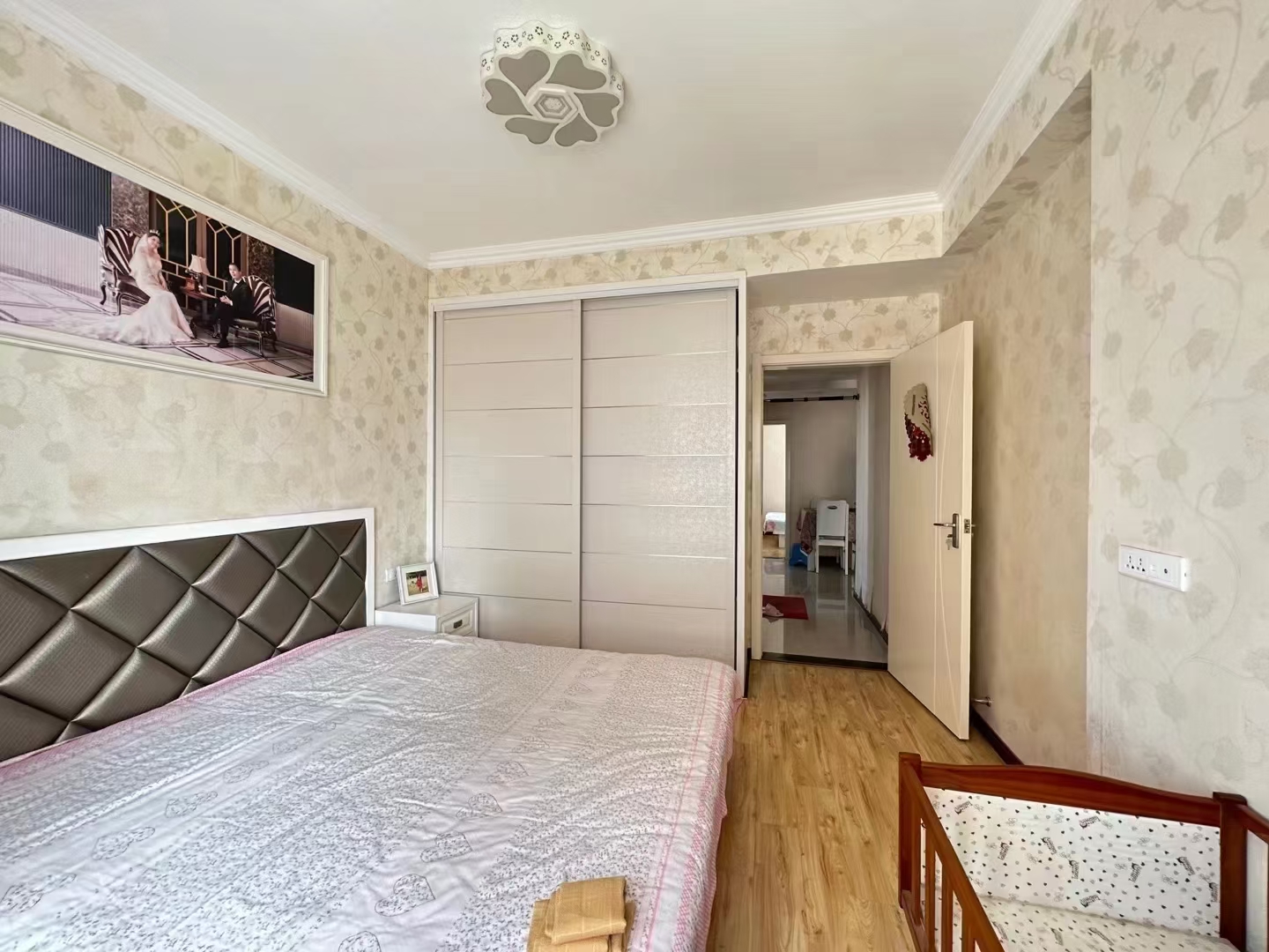 东城国际.精装三房两卫.出行方便.证件满二