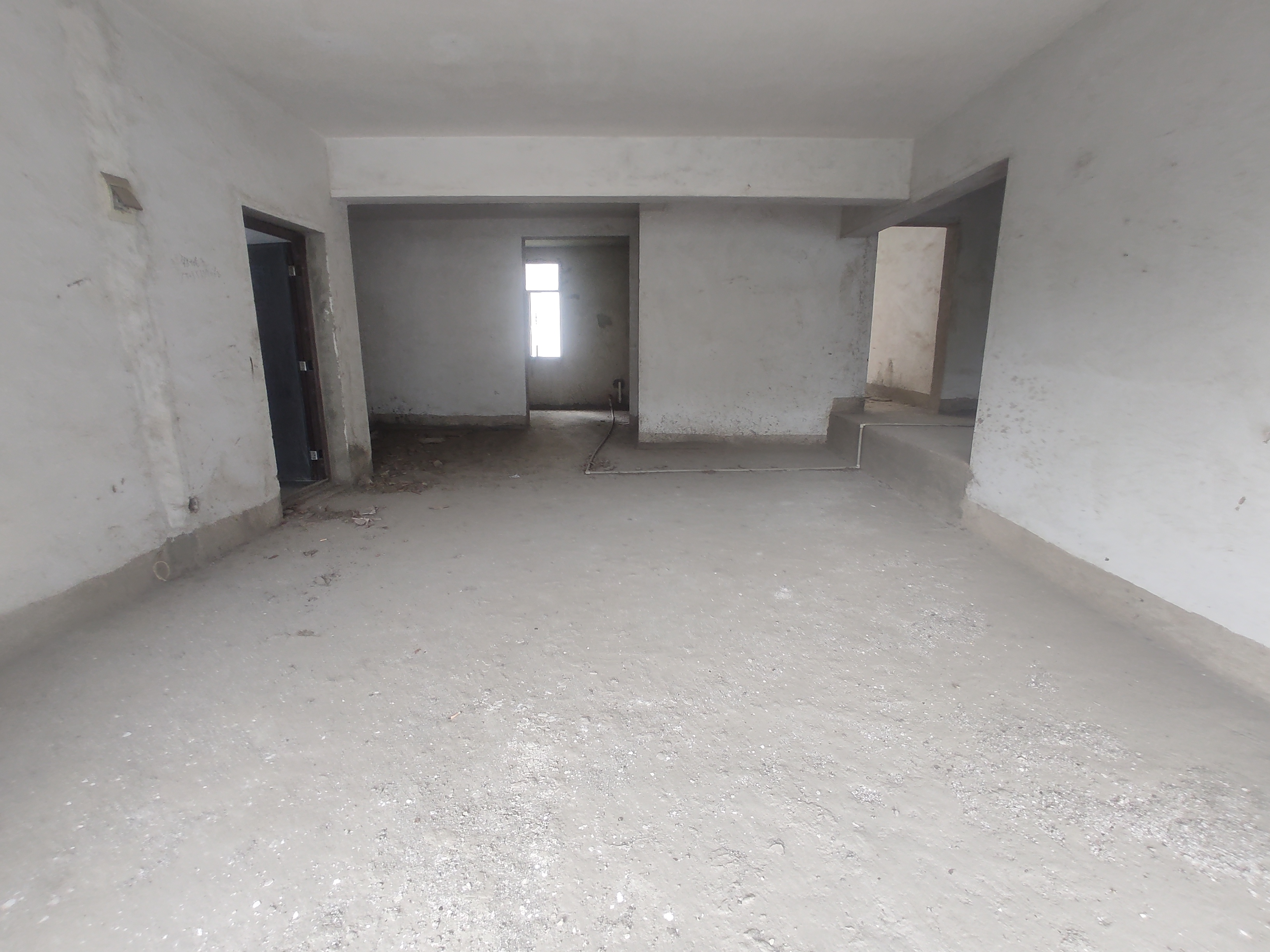 怡景花园.毛坯大三房.三房两卫南北通透.看房方便