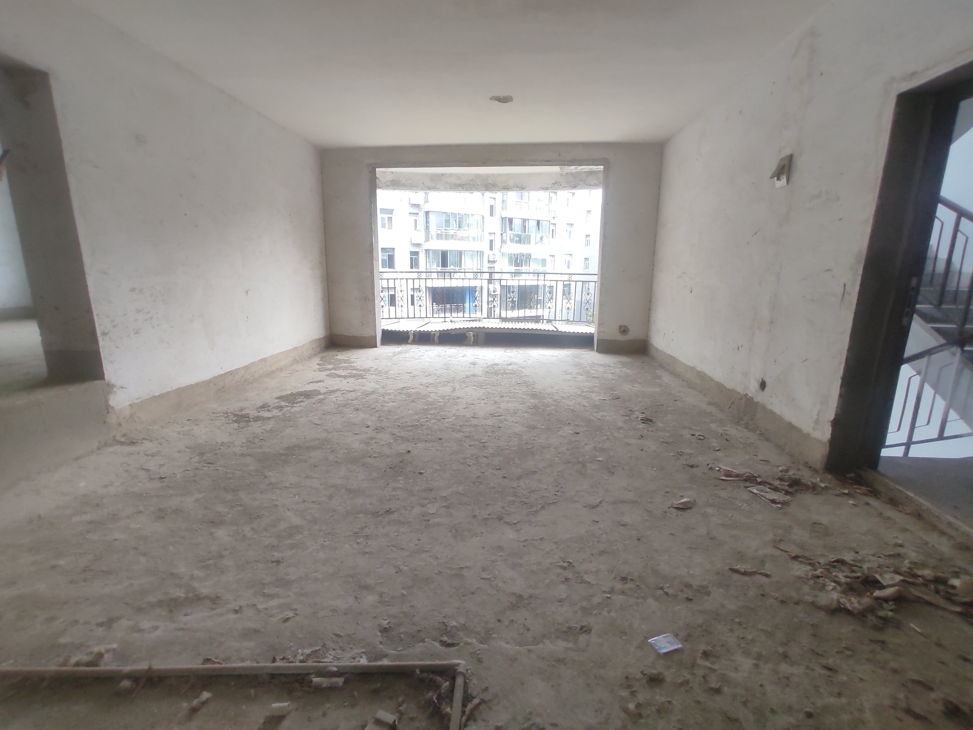 怡景花园.毛坯大三房.三房两卫南北通透.看房方便