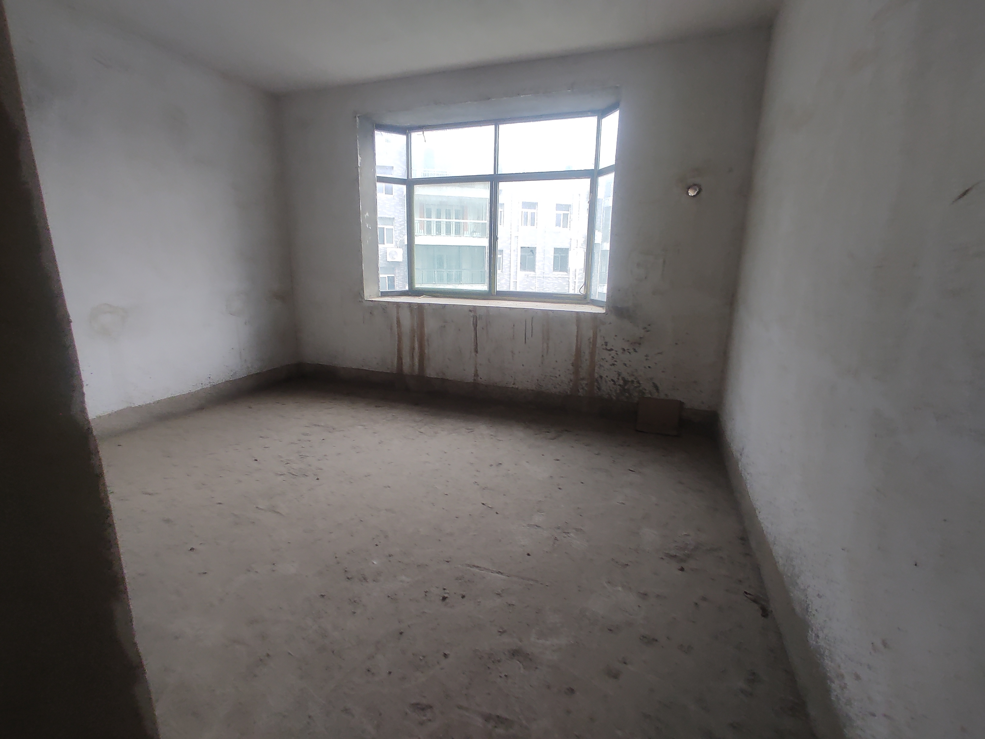 怡景花园.毛坯大三房.三房两卫南北通透.看房方便