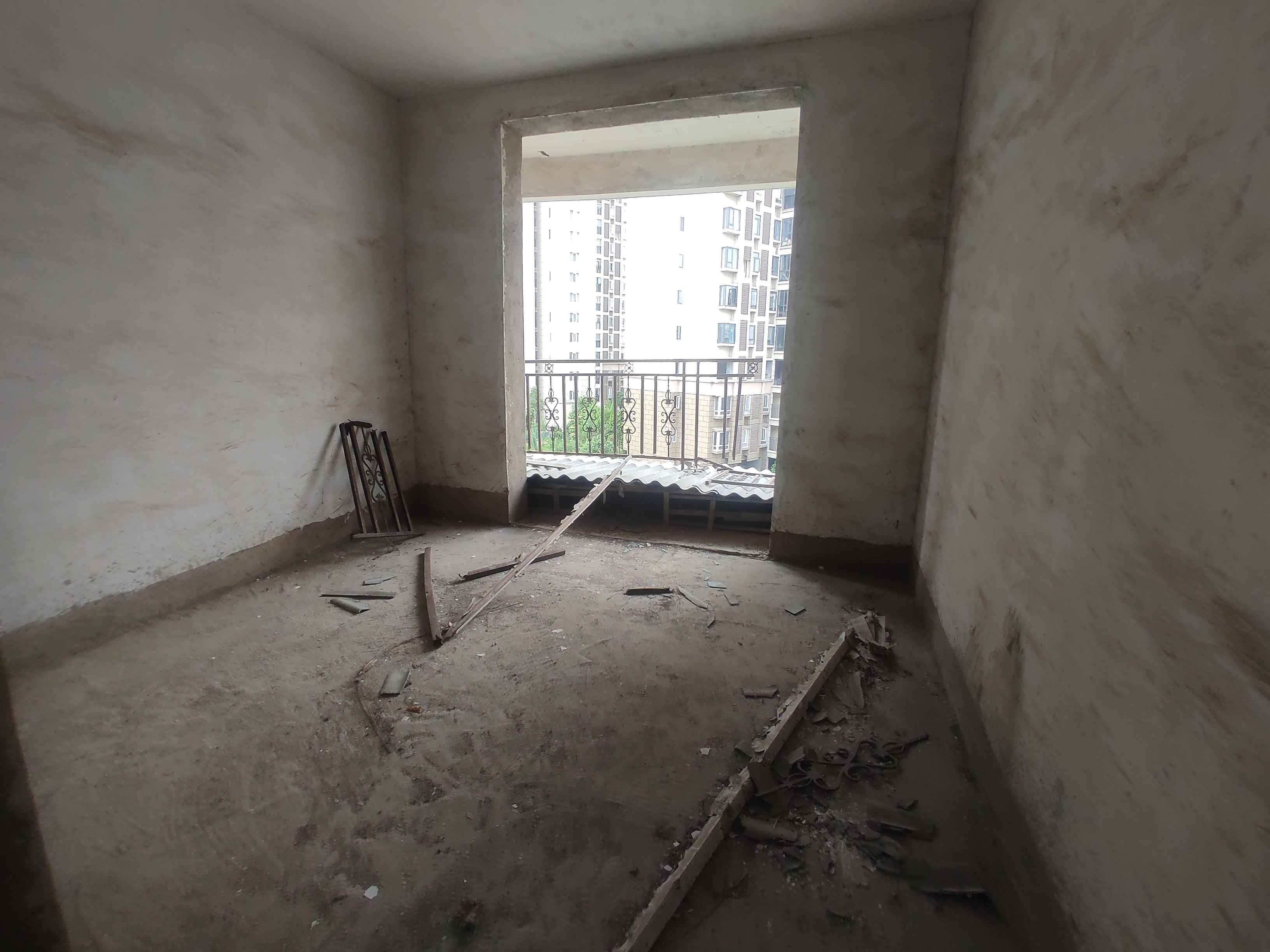 怡景花园.毛坯大三房.三房两卫南北通透.看房方便