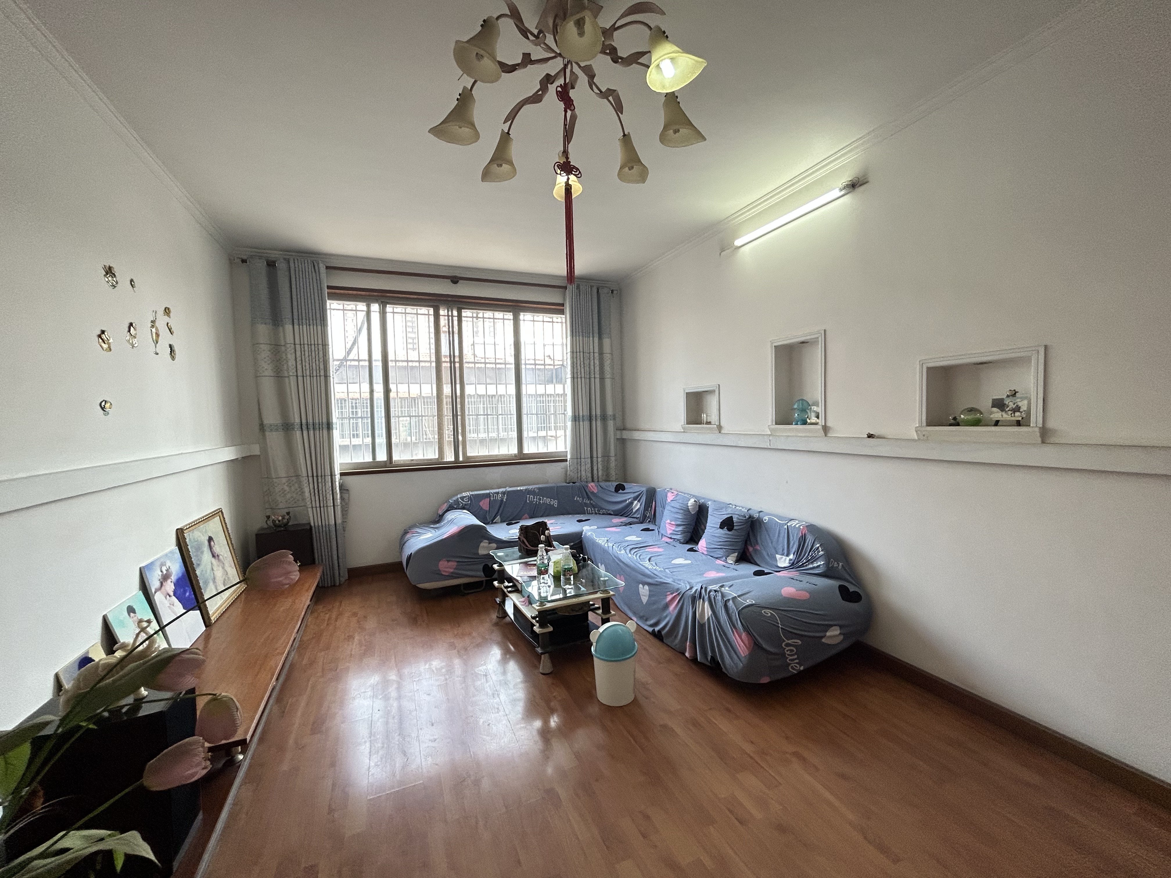 春江花园 精装三房 地段好 装修保养好直接拎包住